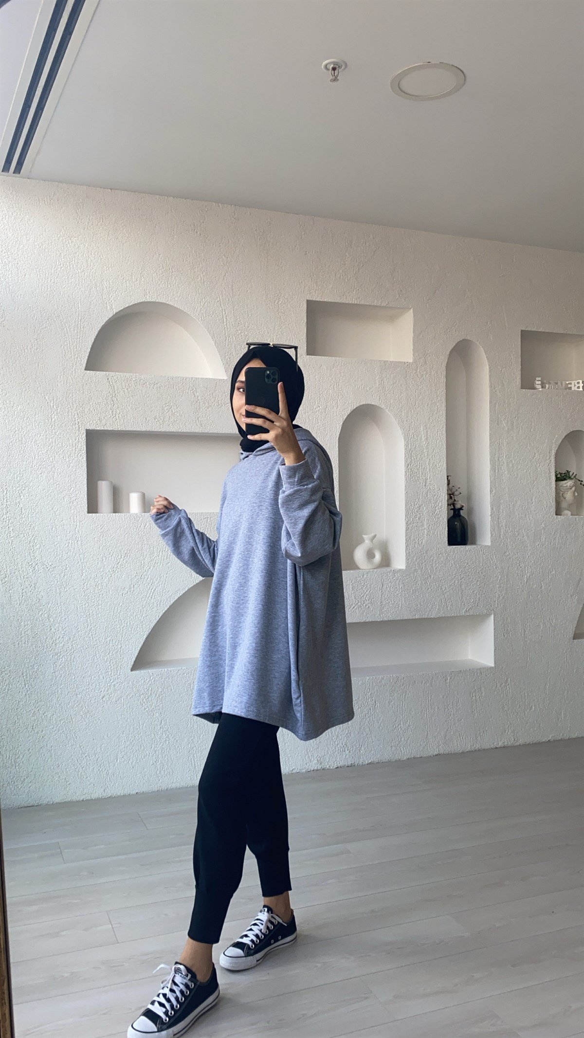 Gri Kapüşonlu Yanları Cepli Sweatshirt