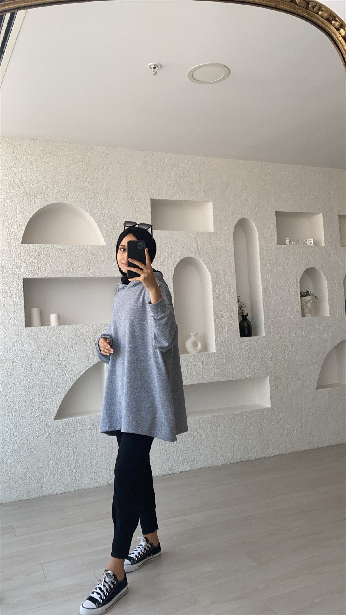 Gri Kapüşonlu Yanları Cepli Sweatshirt