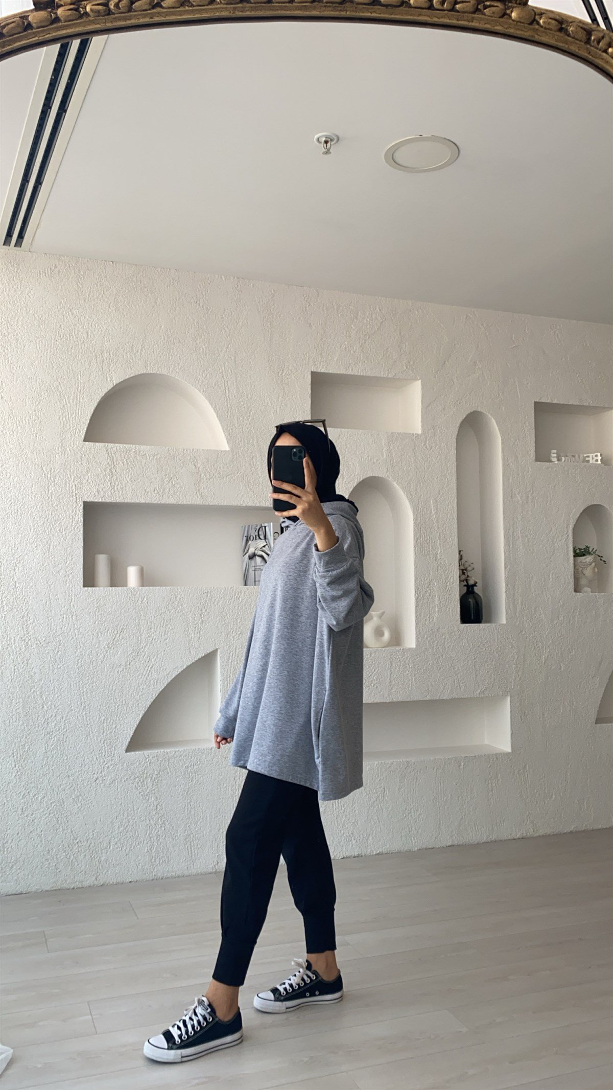 Gri Kapüşonlu Yanları Cepli Sweatshirt
