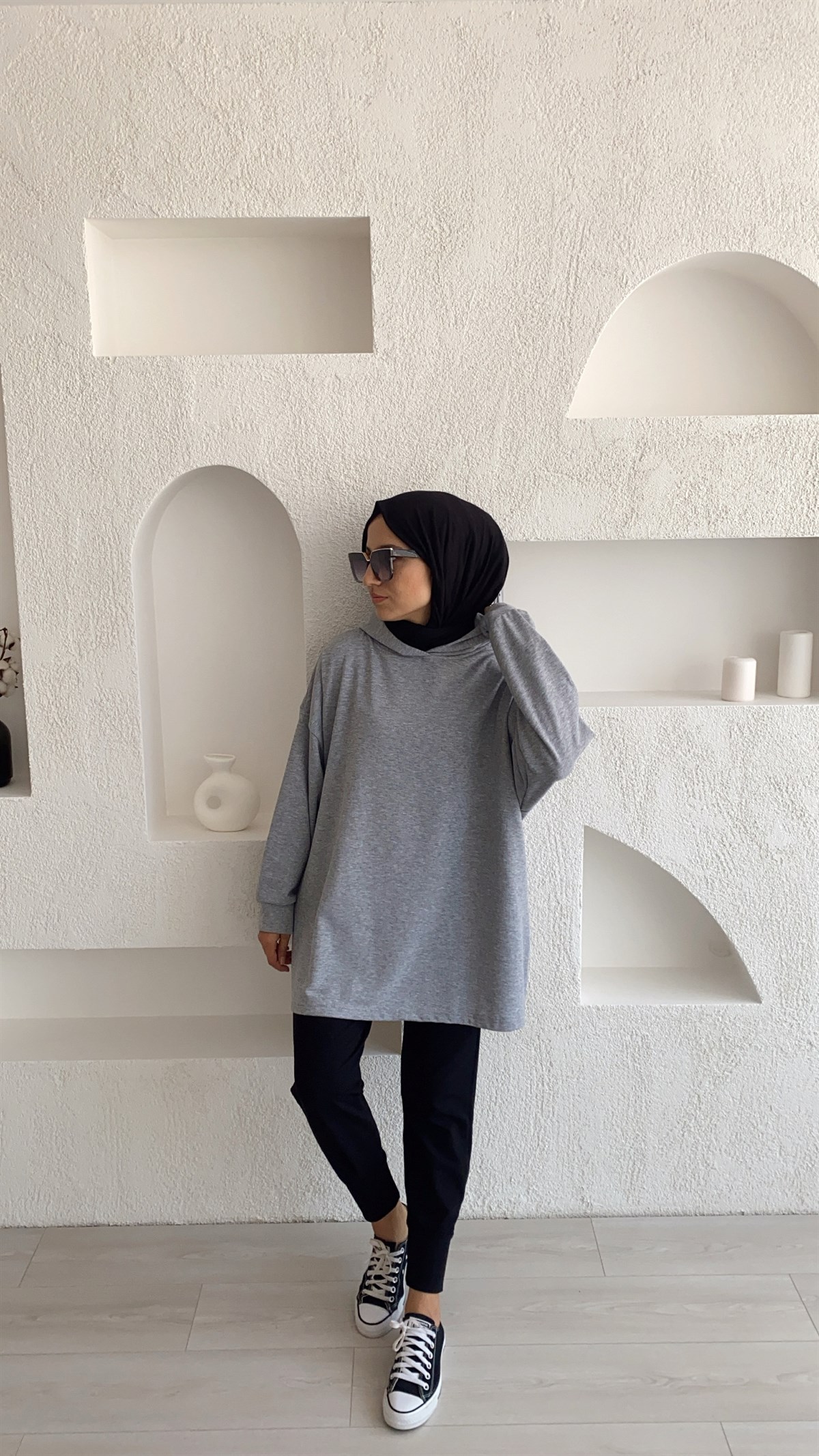 Gri Kapüşonlu Yanları Cepli Sweatshirt