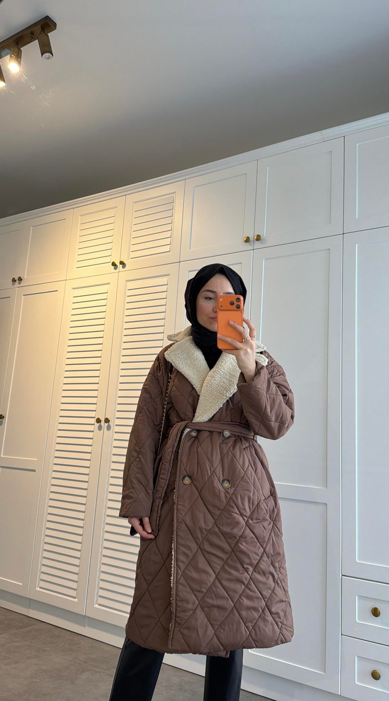 Peluş Detaylı Kapitone Mont 