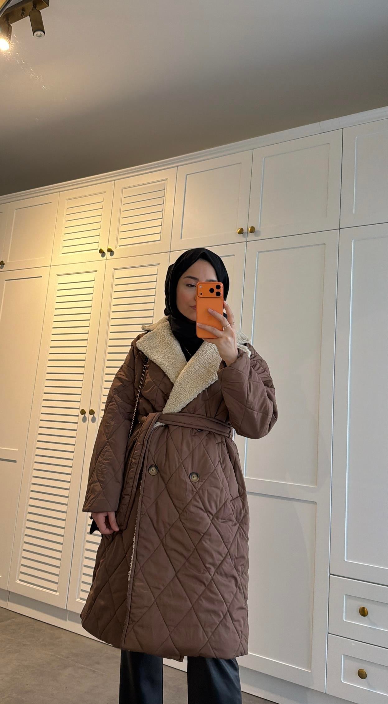Peluş Detaylı Kapitone Mont 