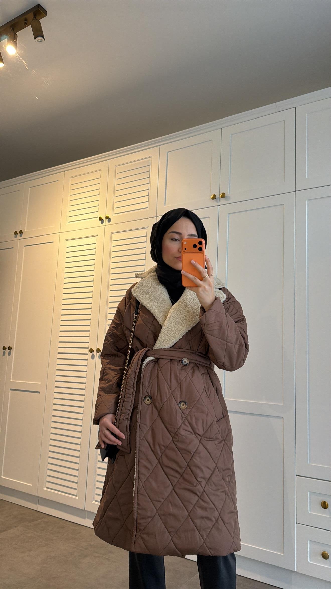 Peluş Detaylı Kapitone Mont 
