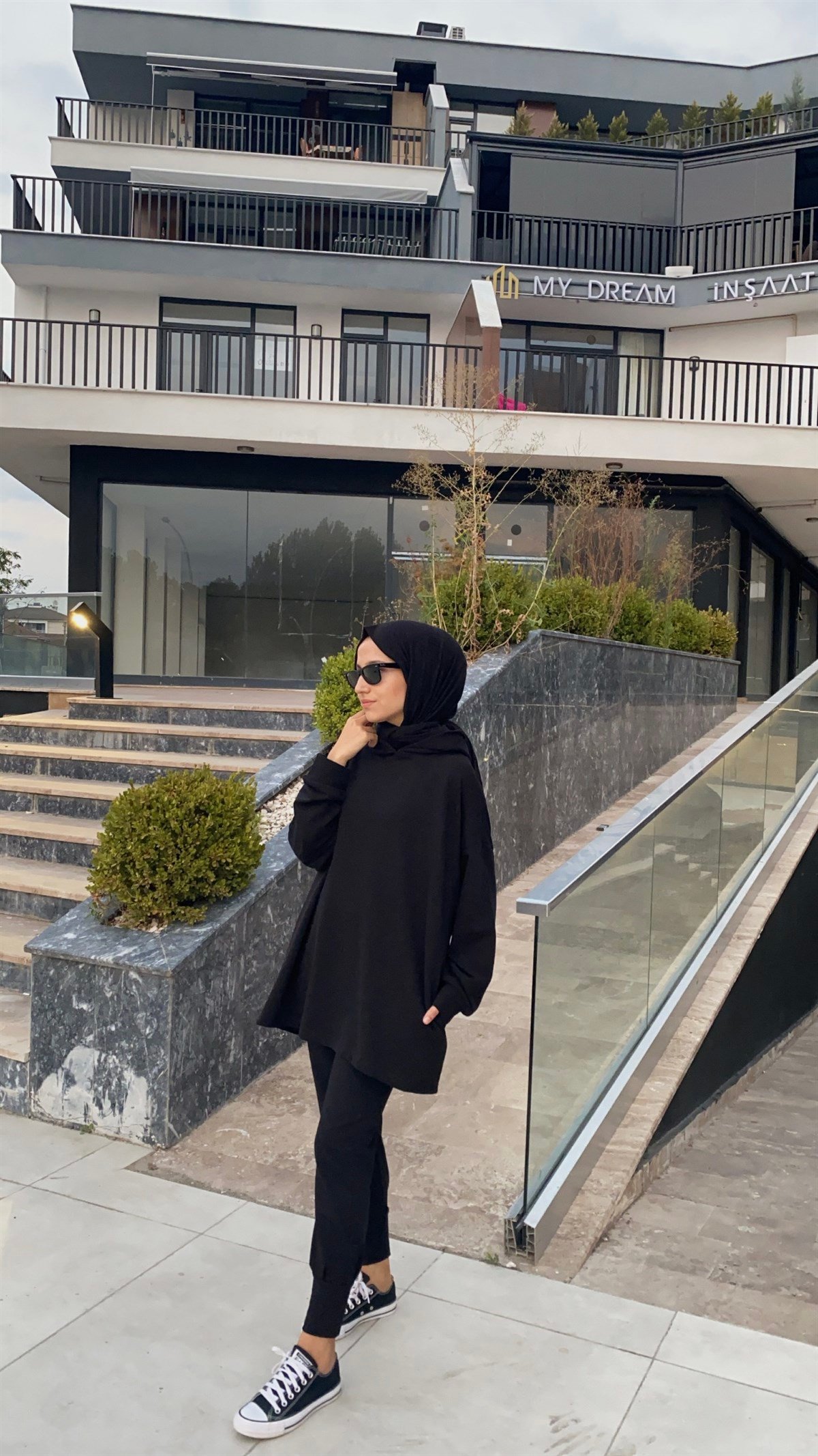 Siyah  Kapüşonlu Yanları Cepli Sweatshirt