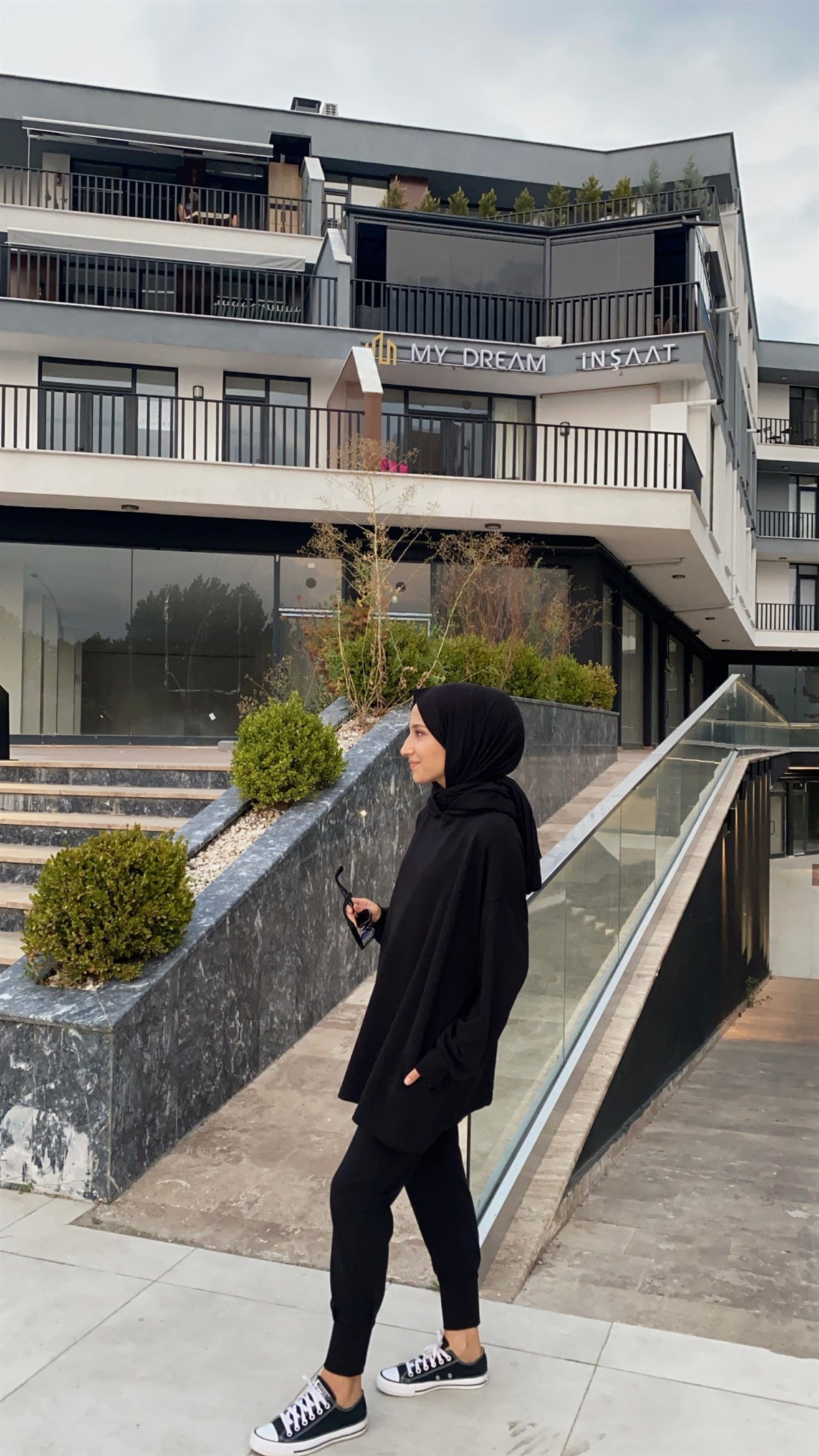 Siyah  Kapüşonlu Yanları Cepli Sweatshirt