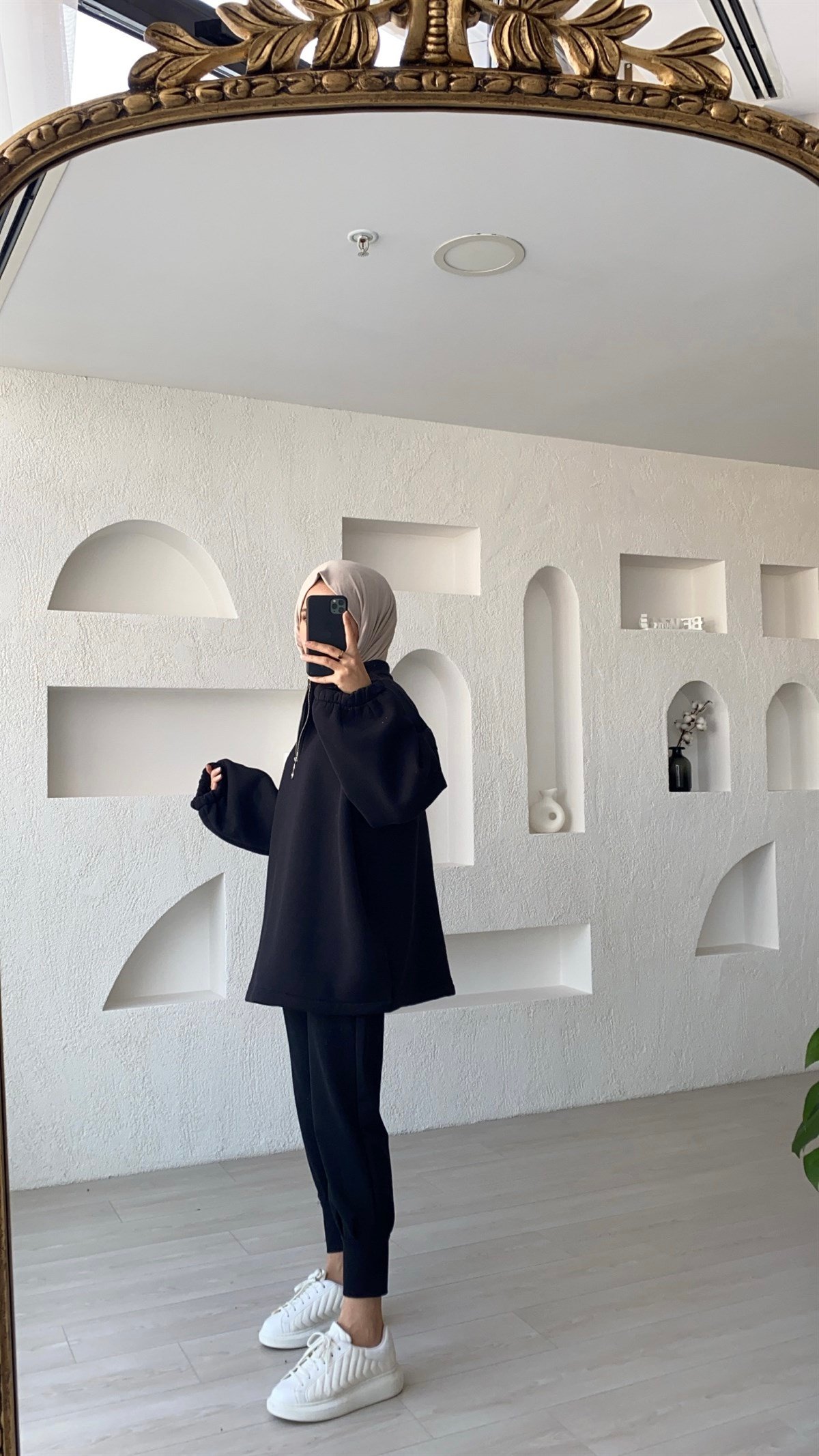 Siyah  Yaka Detaylı Sweatshirt 