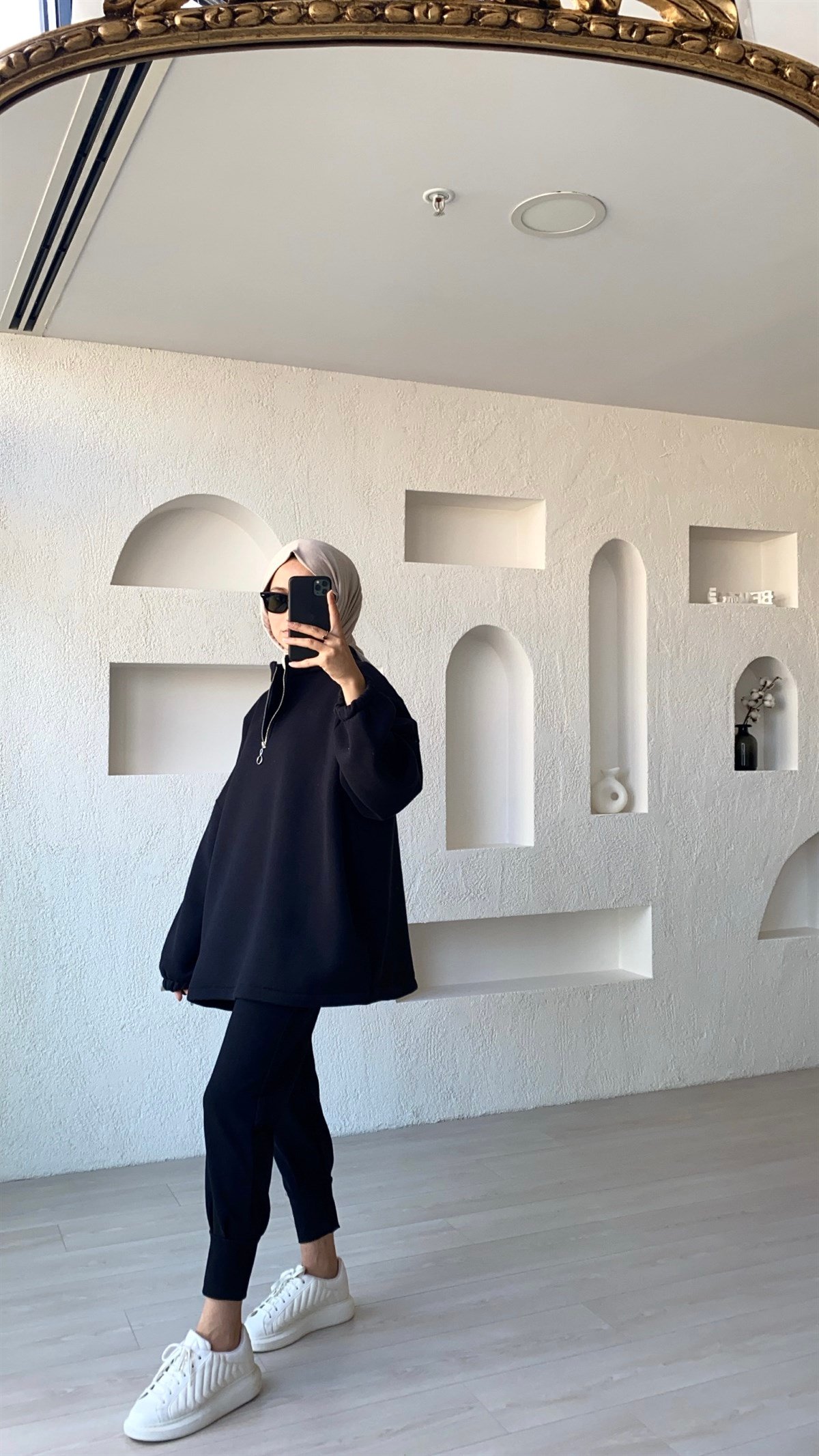 Siyah  Yaka Detaylı Sweatshirt 