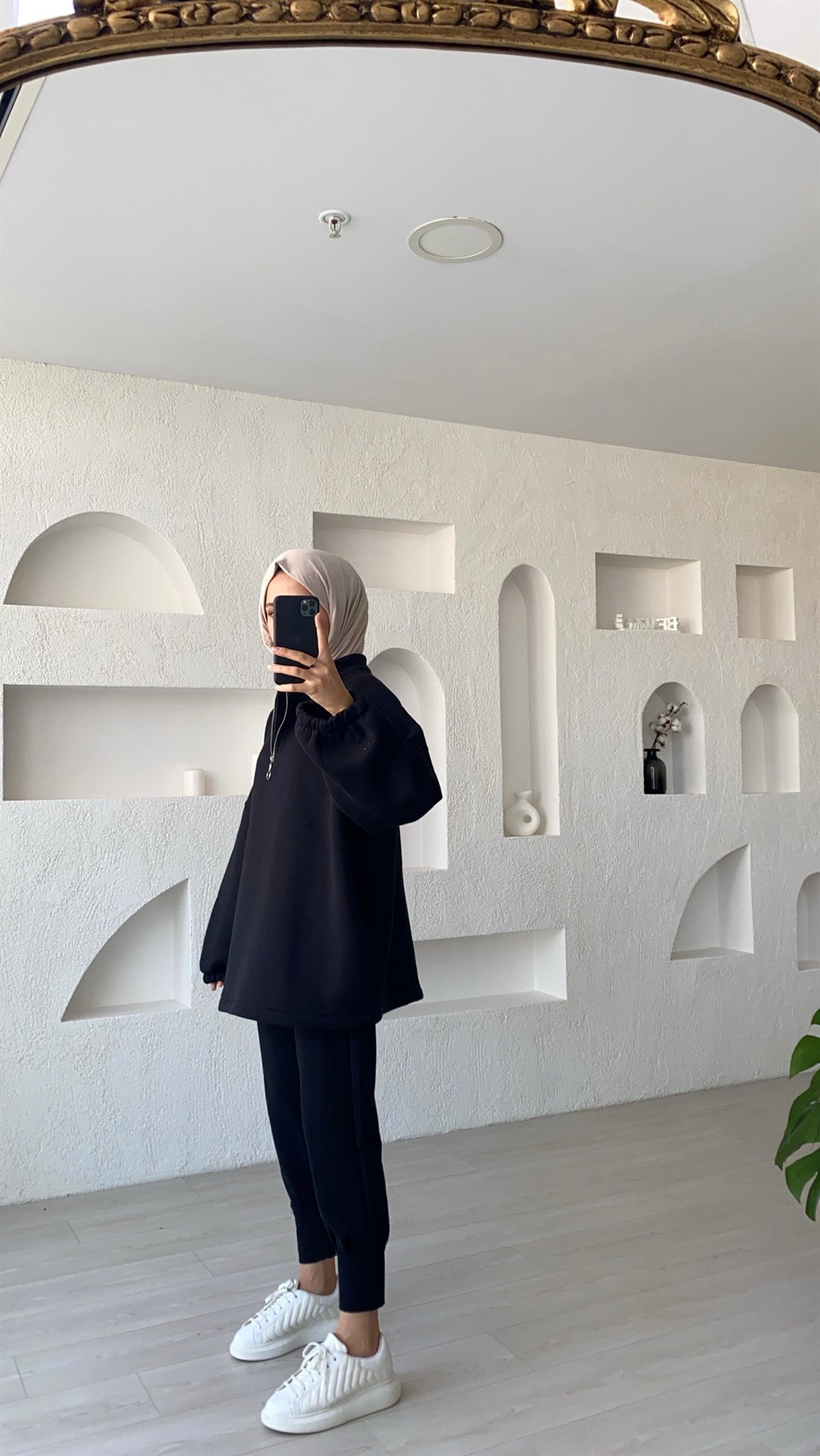 Siyah  Yaka Detaylı Sweatshirt 