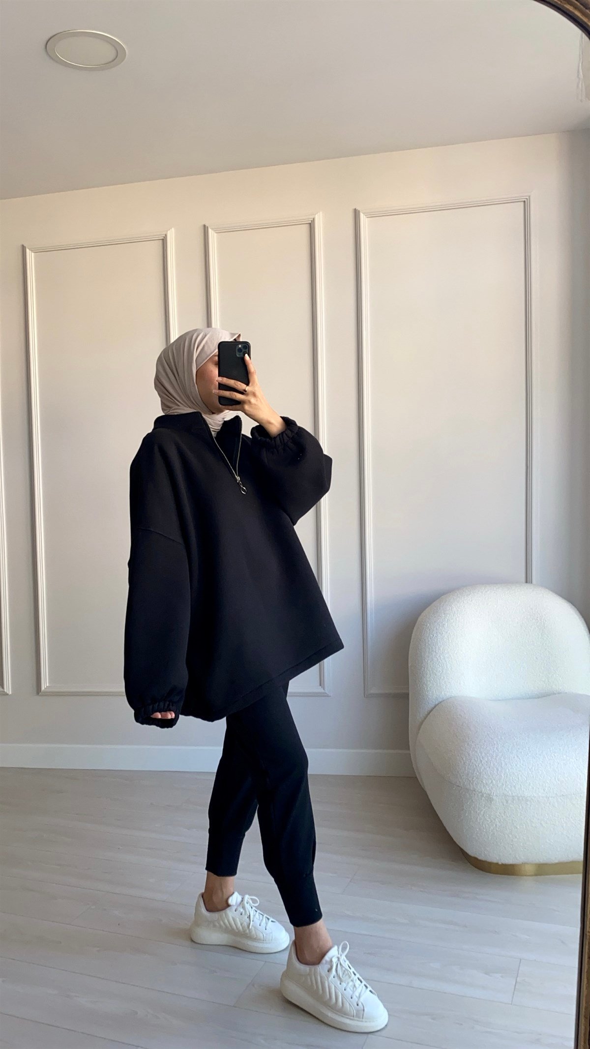 Siyah  Yaka Detaylı Sweatshirt 