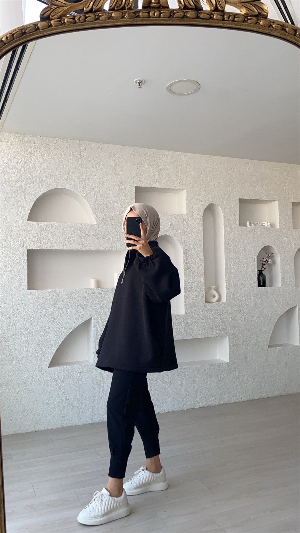 Siyah  Yaka Detaylı Sweatshirt 