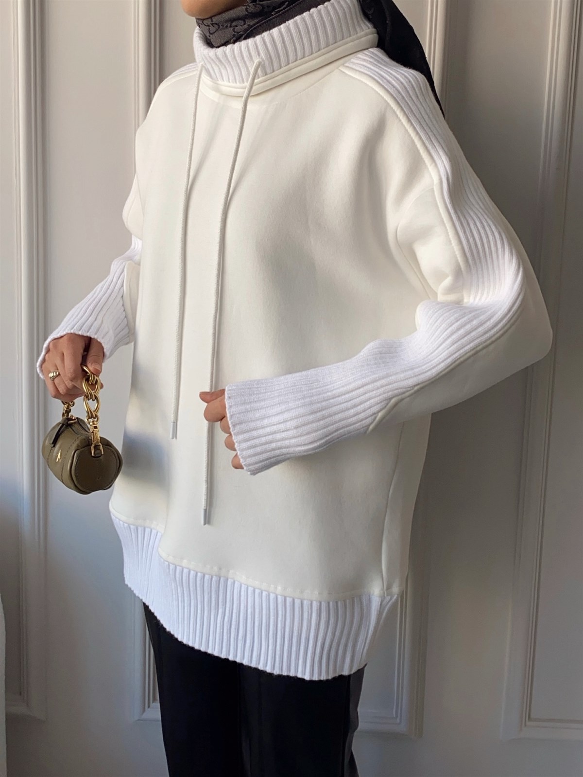 Triko Detaylı Beyaz Sweatshirt