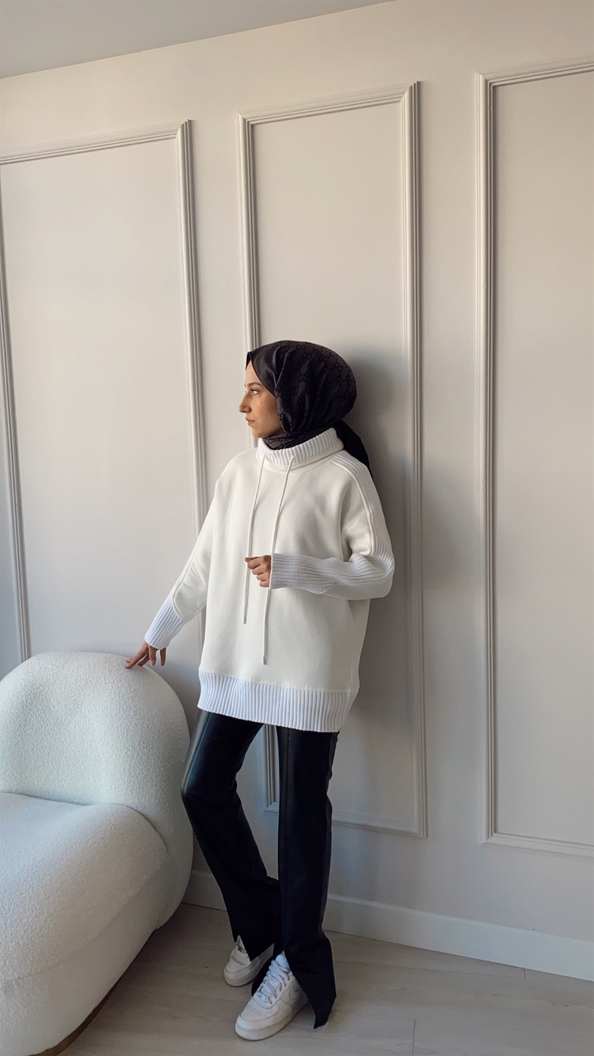 Triko Detaylı Beyaz Sweatshirt