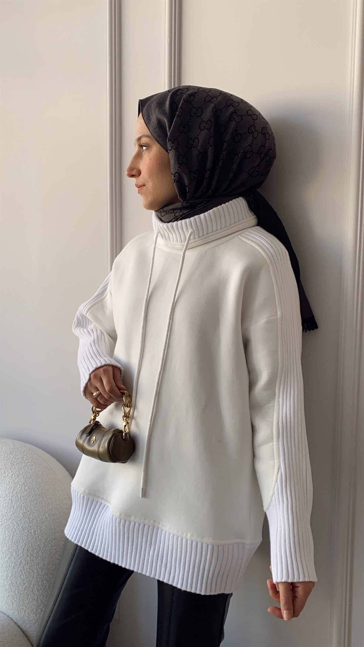 Triko Detaylı Beyaz Sweatshirt