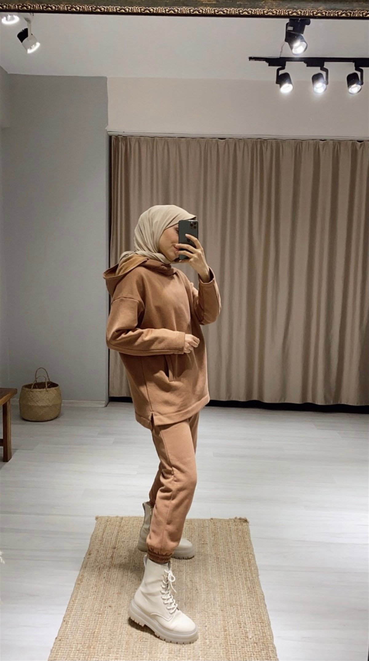 Yaka Detaylı Eşofman Takımı