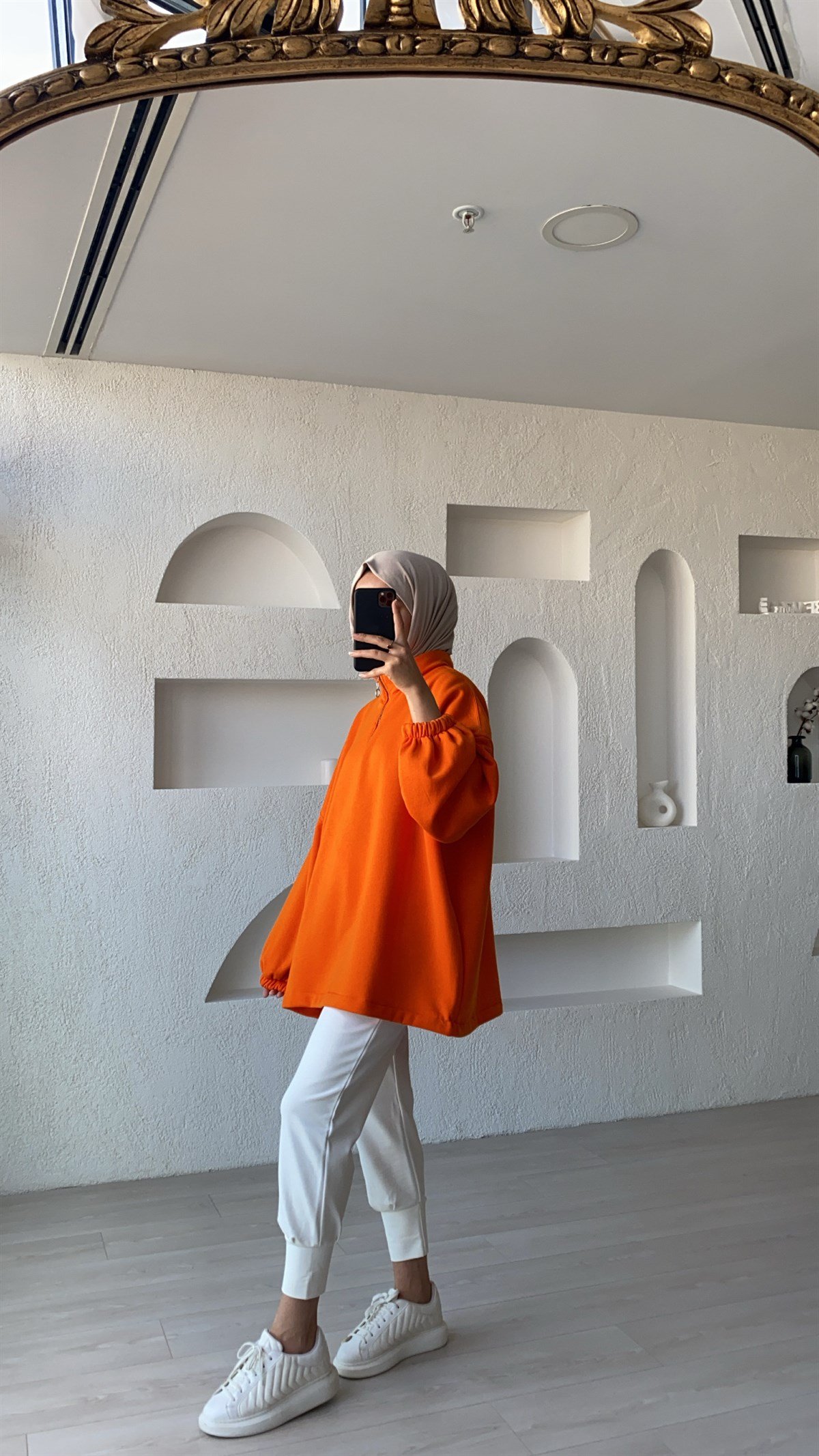 Yaka Detaylı Sweatshirt 
