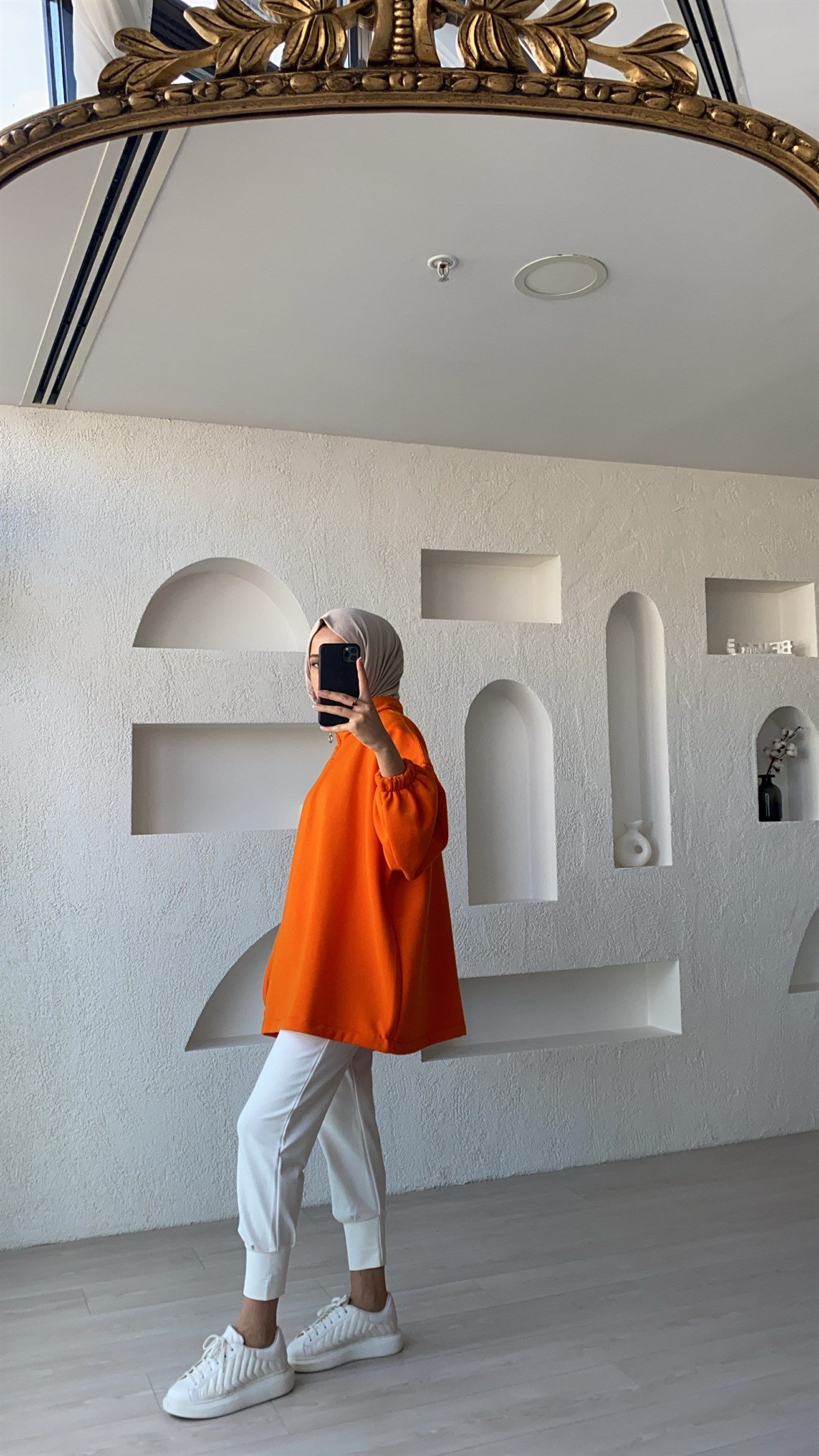 Yaka Detaylı Sweatshirt 