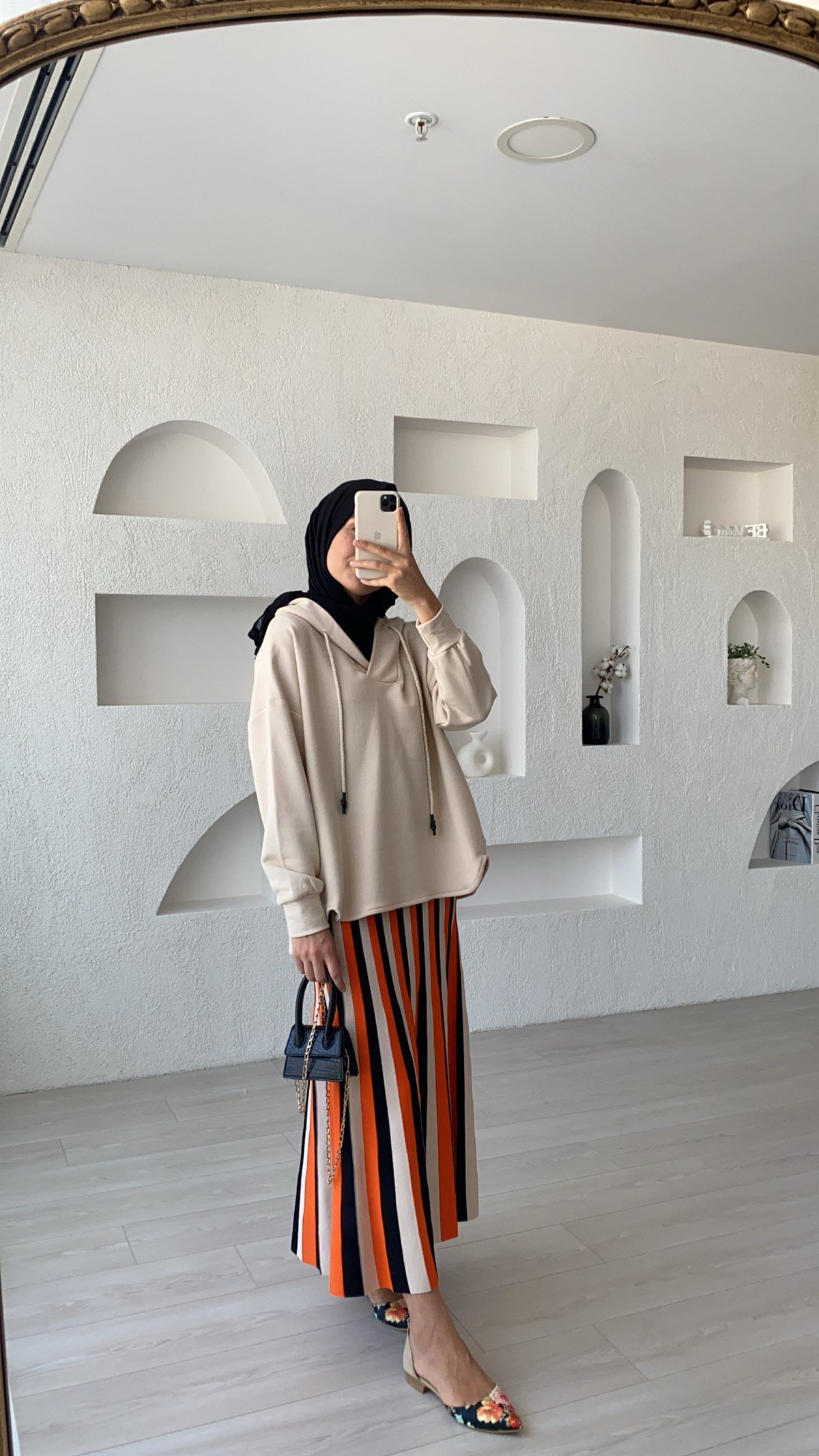 Yaka Detaylı Sweatshirt 