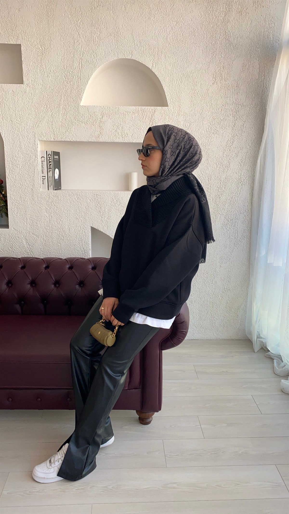 Yaka Detaylı Sweatshirt