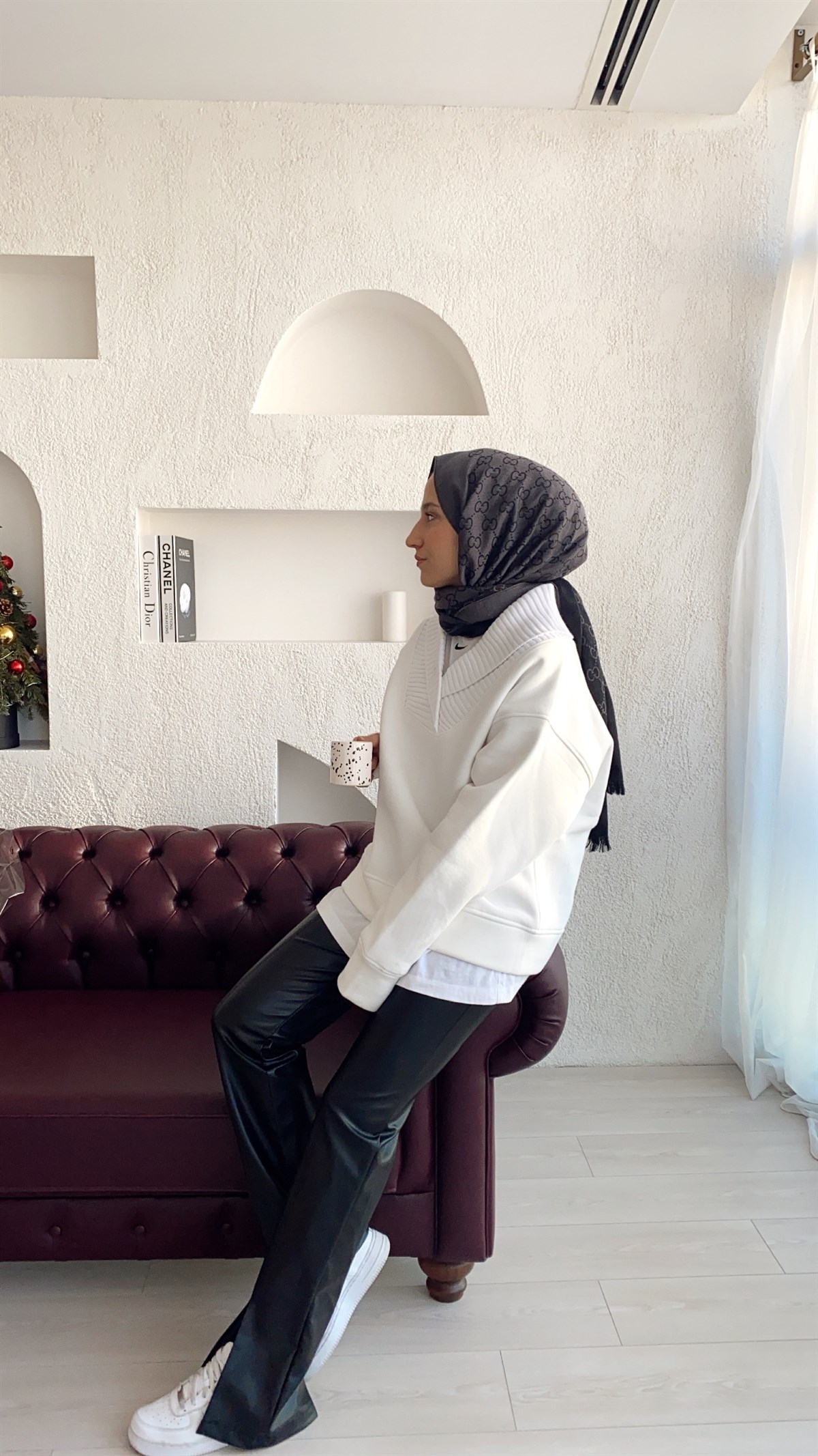 Yaka Detaylı Sweatshirt