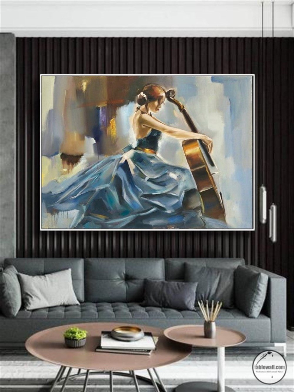 WOMAN PLAYİNG CELLO
