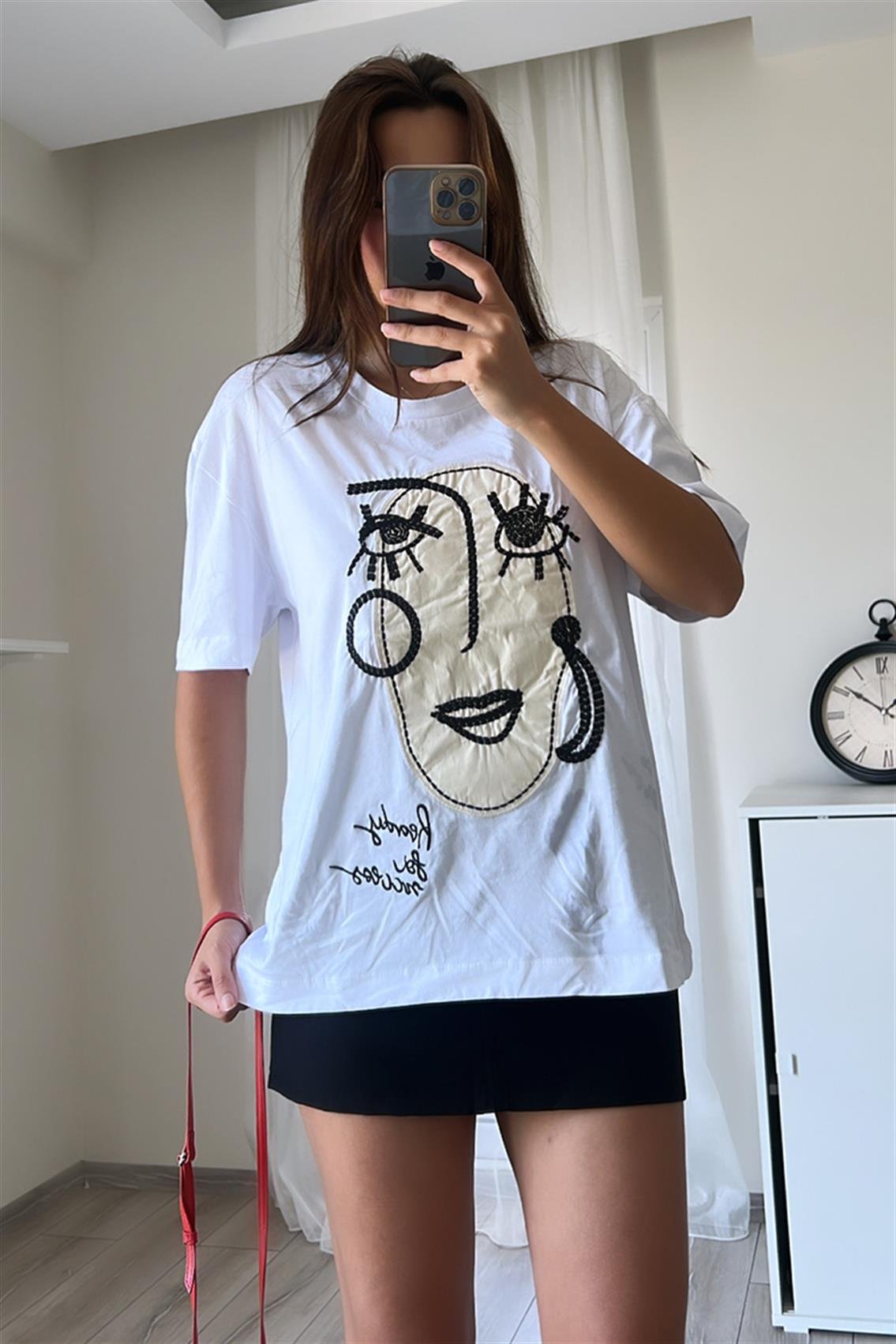 ÖNÜ NAKIŞLI BEYAZ TSHİRT