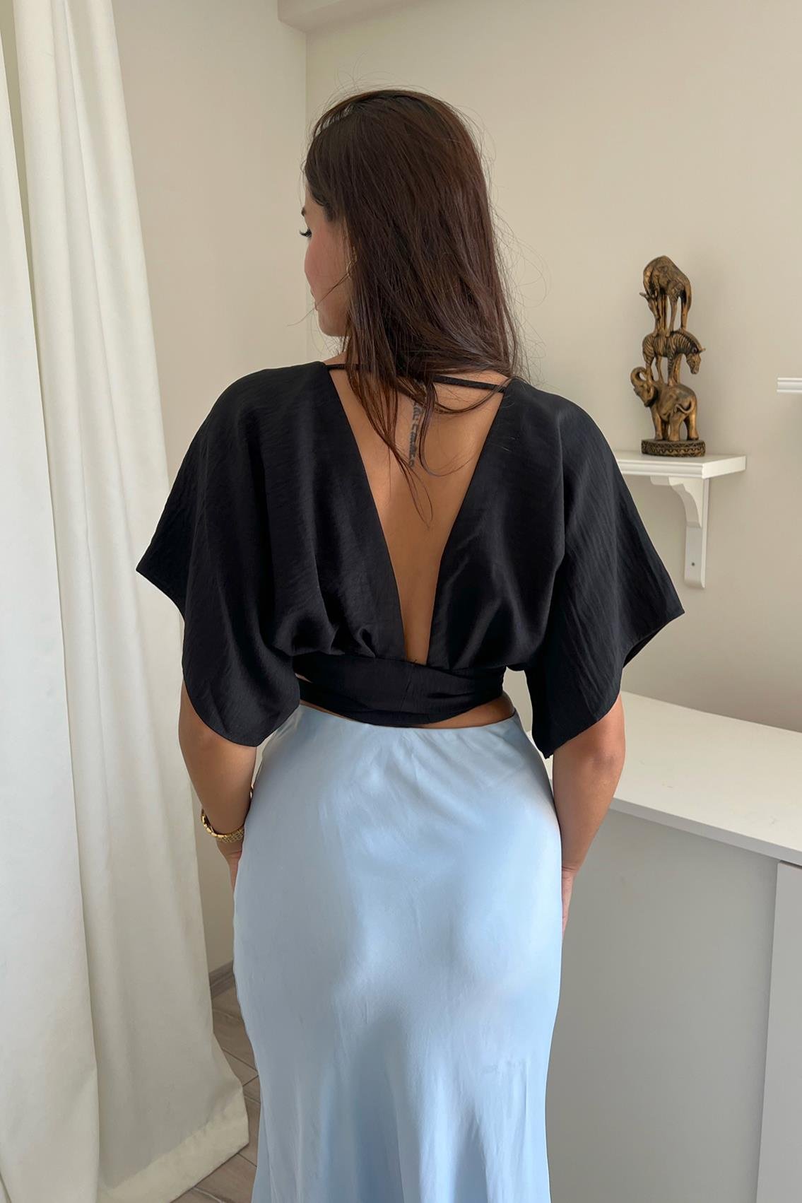 SIRT DEKOLTELİ BAĞLAMALI CROP BLUZ