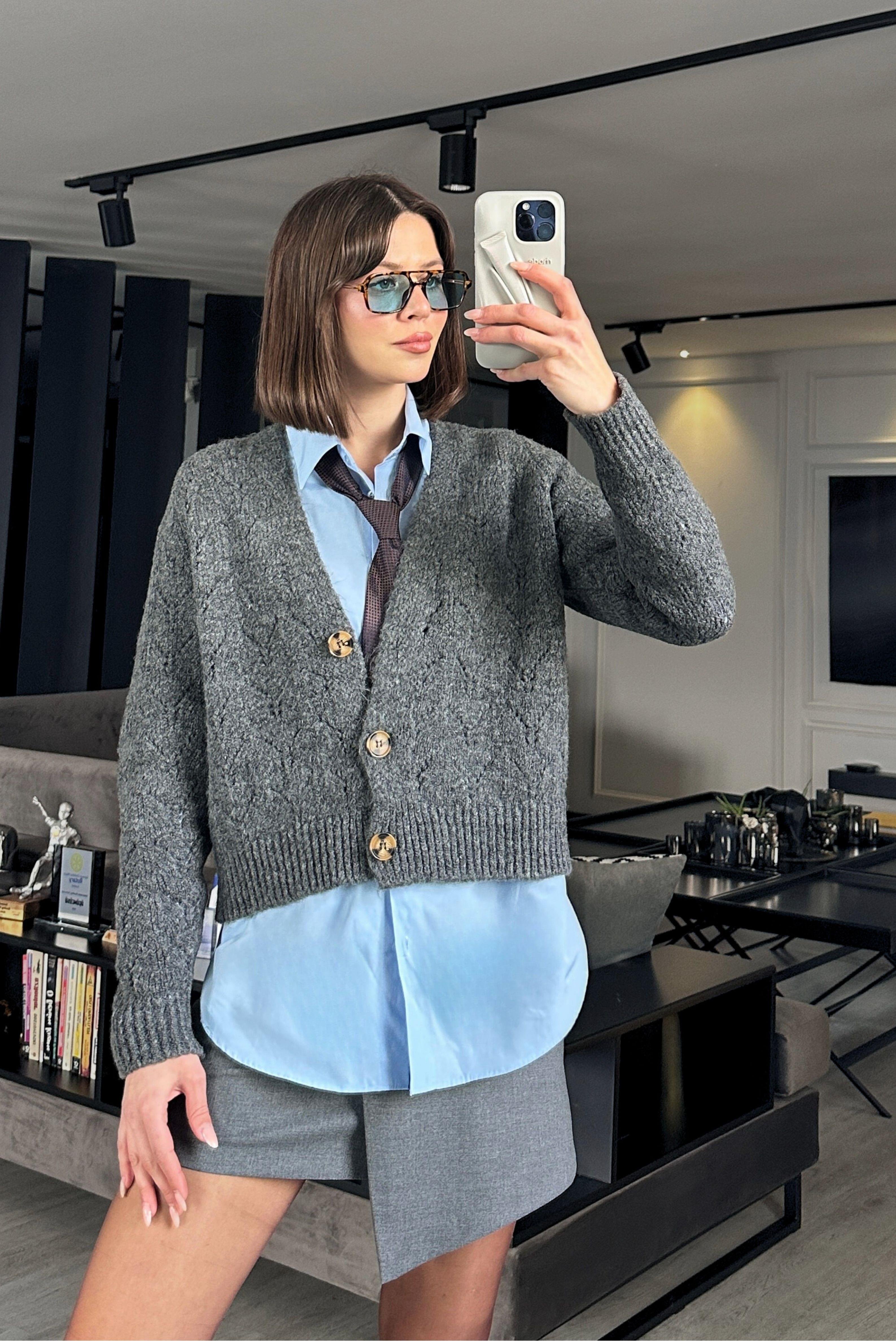 ÜÇ DÜĞMELİ ÖRME HIRKA