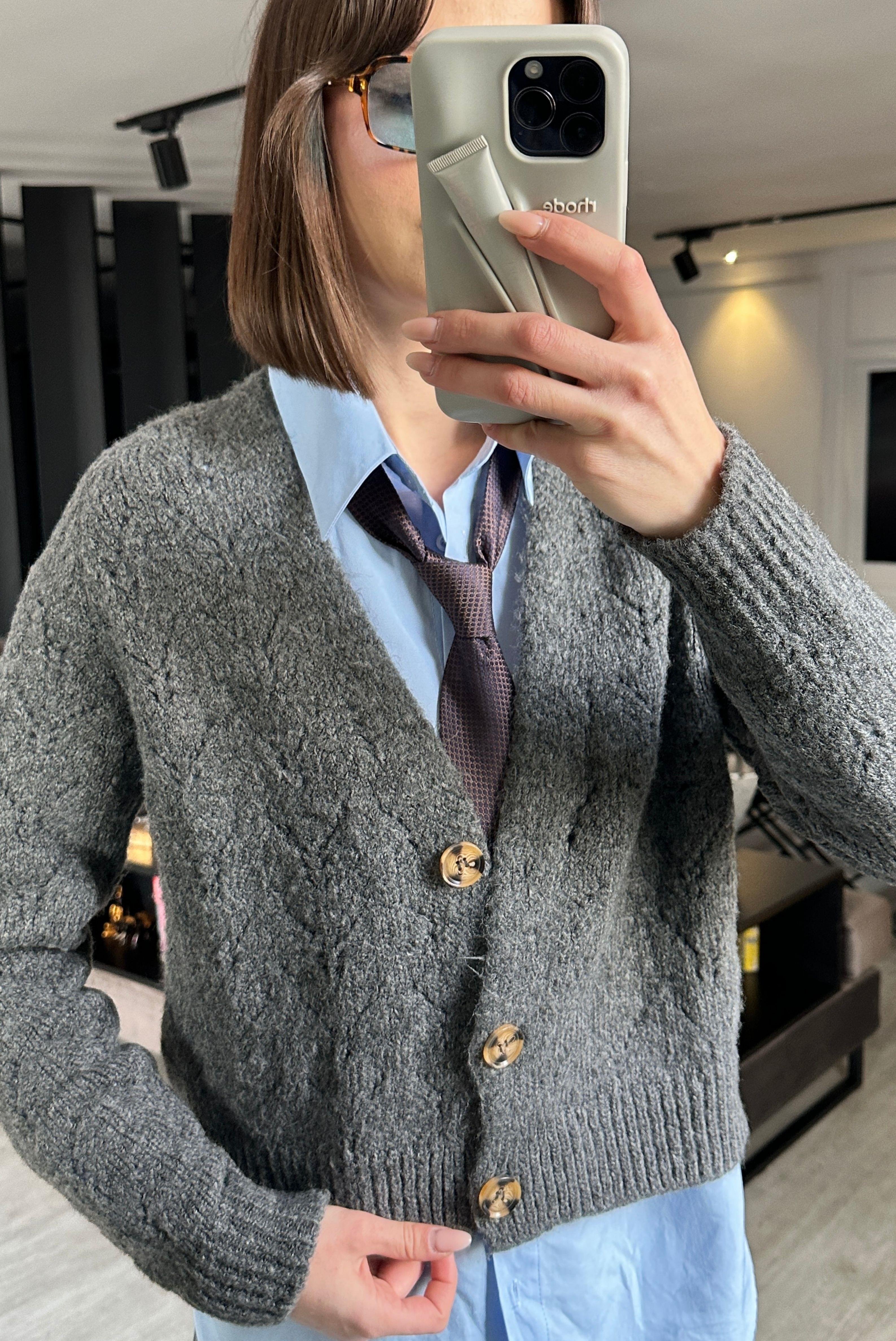 ÜÇ DÜĞMELİ ÖRME HIRKA