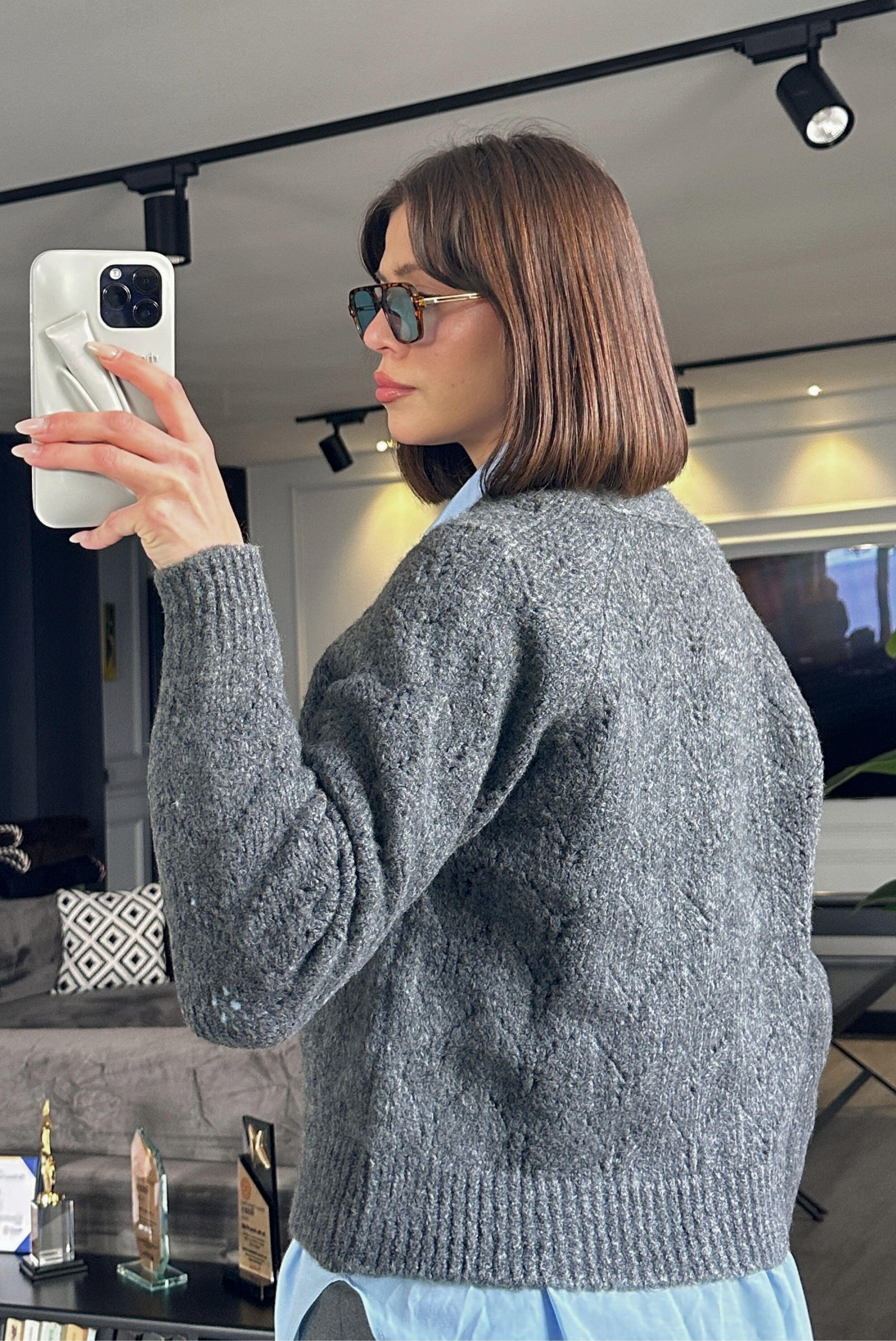 ÜÇ DÜĞMELİ ÖRME HIRKA