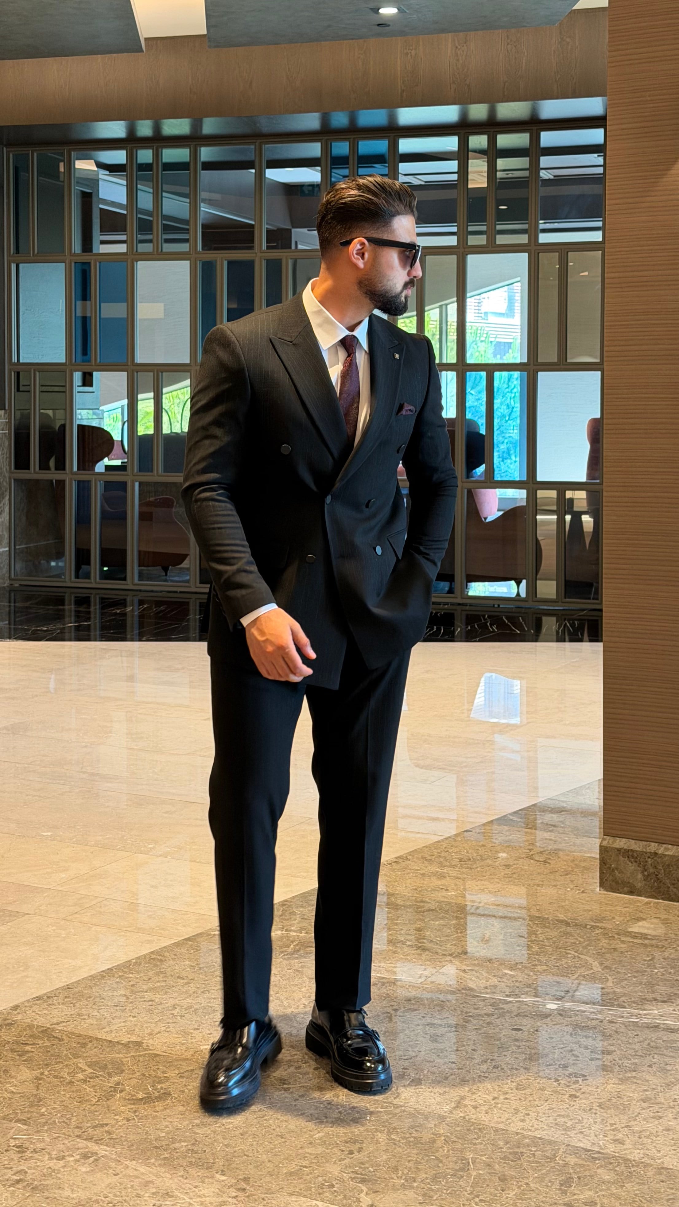 Çizgi Detay Slim Fit Kruvaze Takım Elbise Siyah ürünü TAKIM ELBİSE kategorisinde sizleri bekliyor.