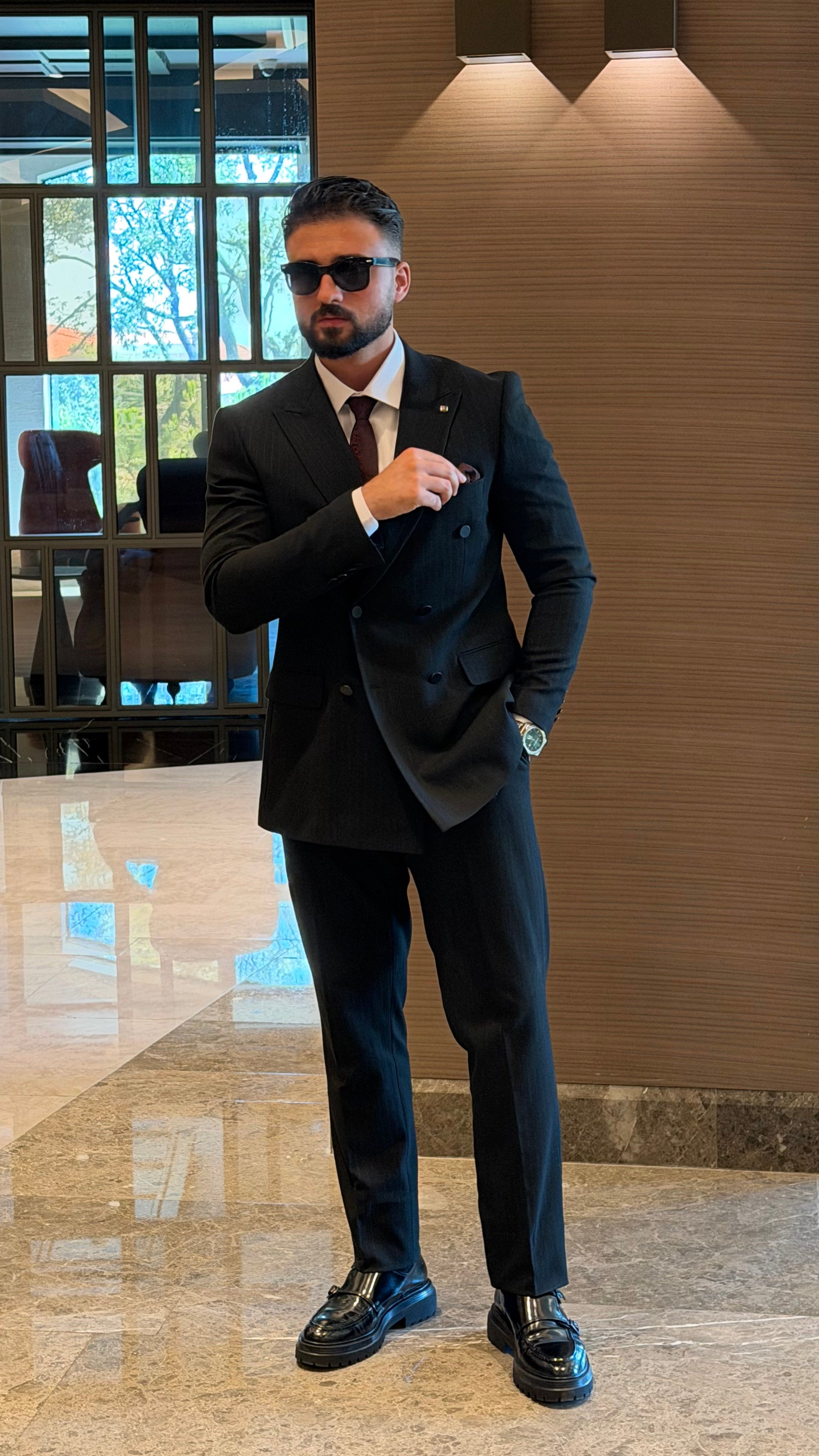 Çizgi Detay Slim Fit Kruvaze Takım Elbise Siyah ürünü TAKIM ELBİSE kategorisinde sizleri bekliyor.
