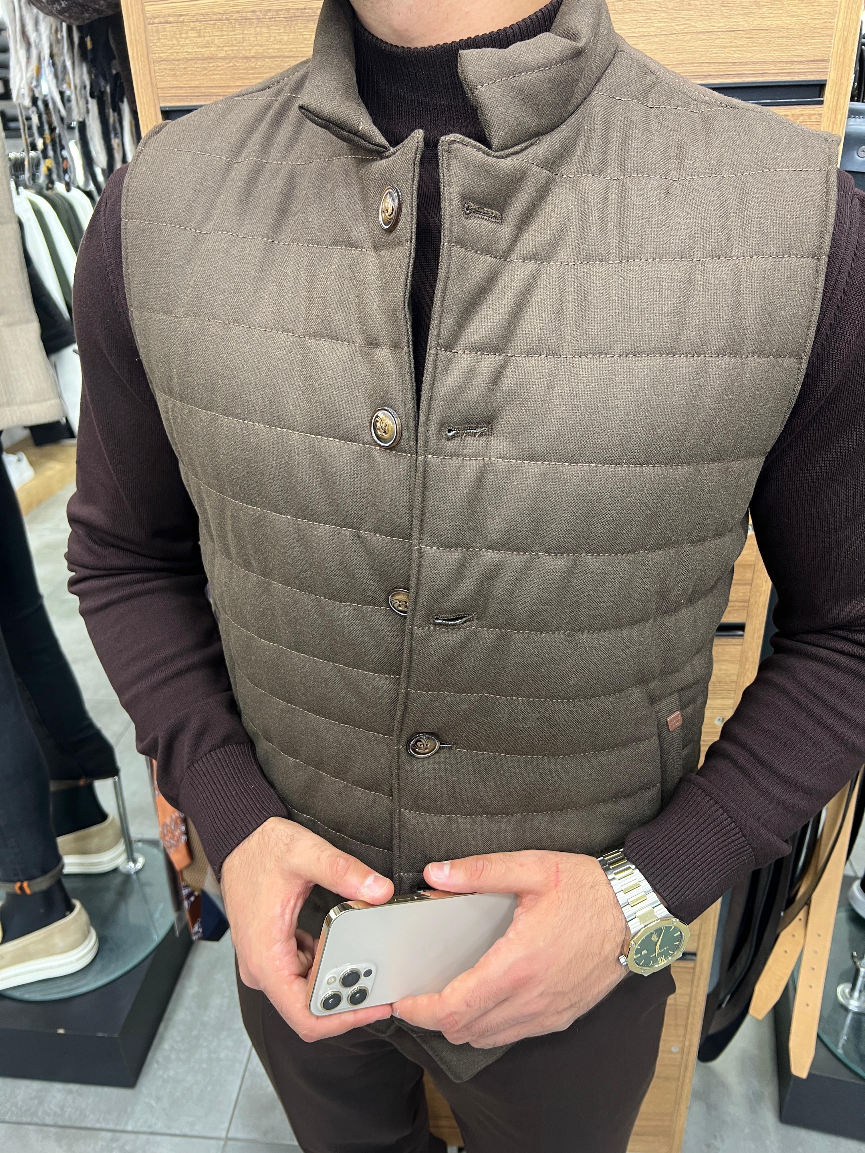 Buttoned Puffer Sweater (Vest with Knitwear Detail) ürünü OUTERWEAR kategorisinde sizleri bekliyor.