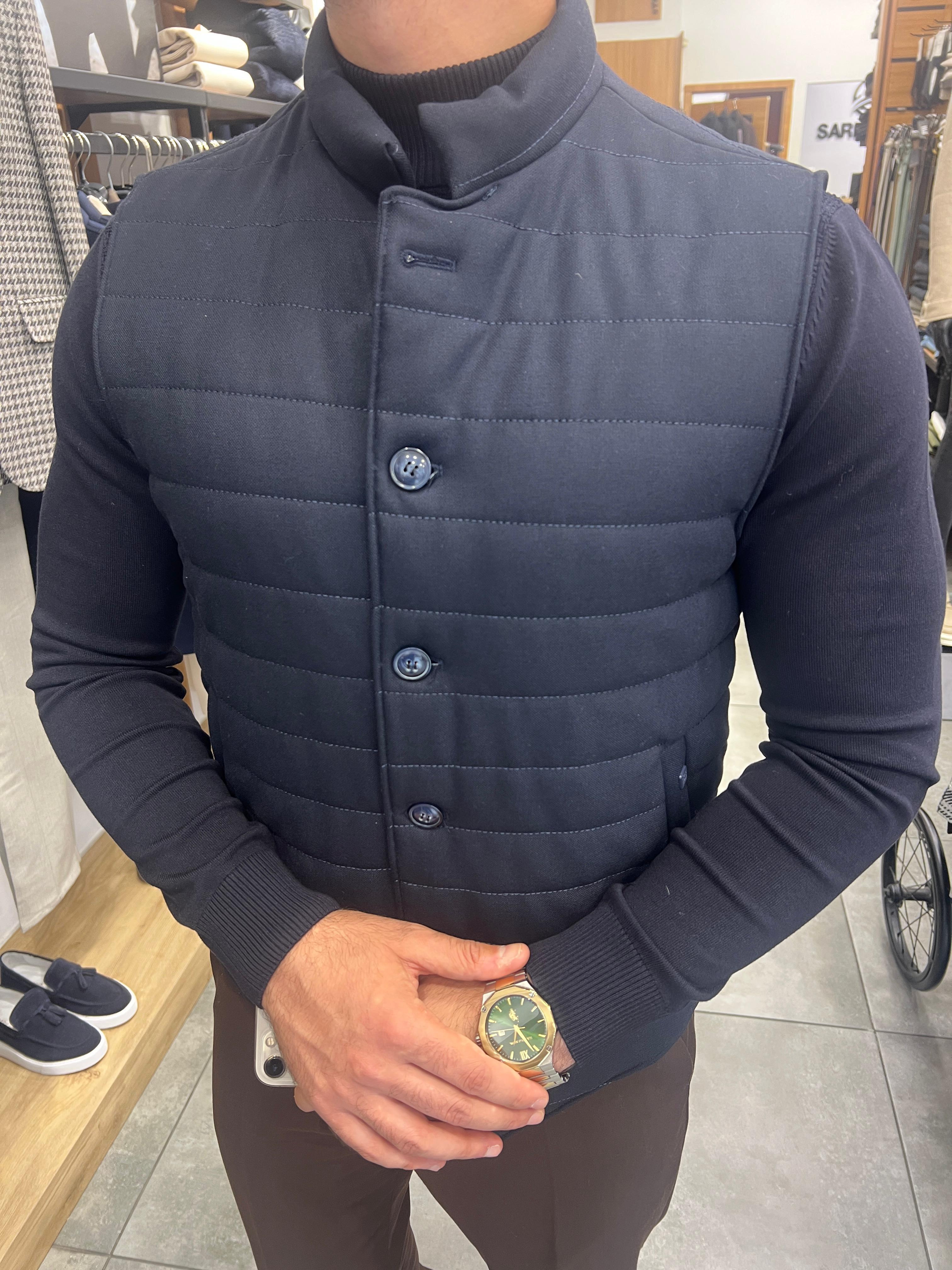 Buttoned Puffer Sweater (Vest with Knitwear Detail) ürünü OUTERWEAR kategorisinde sizleri bekliyor.