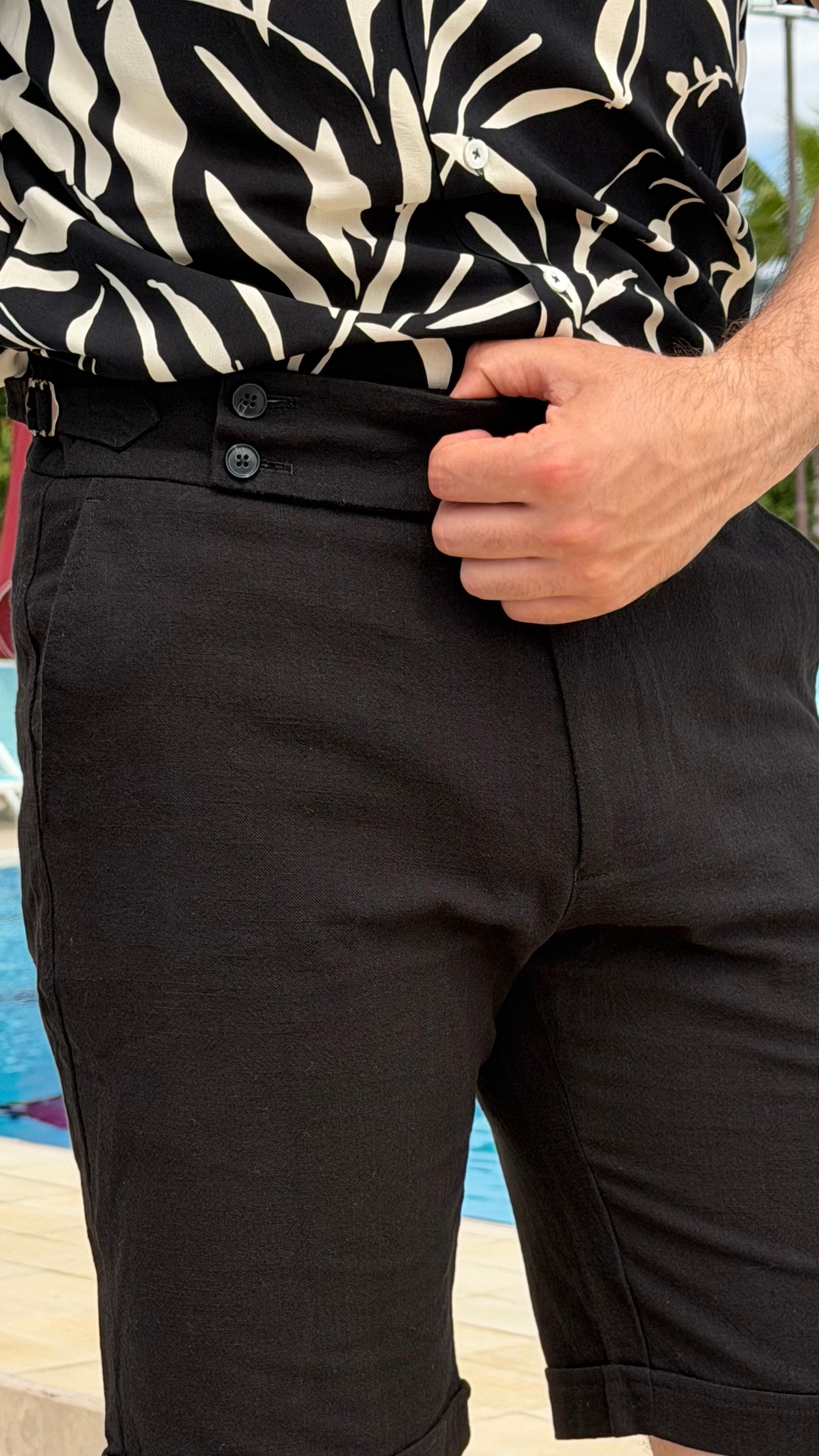 Düz Süper Slim Fit Kemerli Erkek Keten Şort Siyah ürünü KUMAŞ PANTOLON kategorisinde sizleri bekliyor.