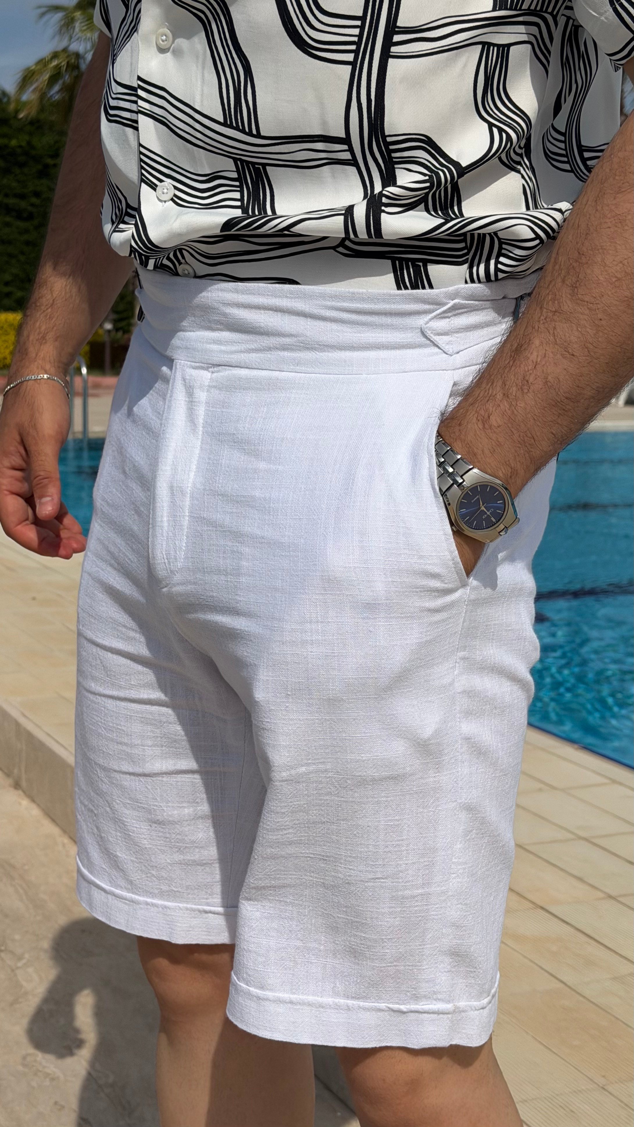 Düz Süper Slim Fit Kemerli Erkek Keten Şort Beyaz ürünü KUMAŞ PANTOLON kategorisinde sizleri bekliyor.