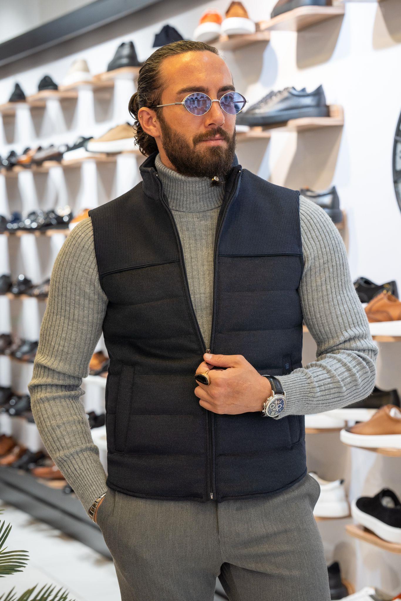 Erkek Sıfır Kol Kaşe Yelek ürünü OUTERWEAR kategorisinde sizleri bekliyor.