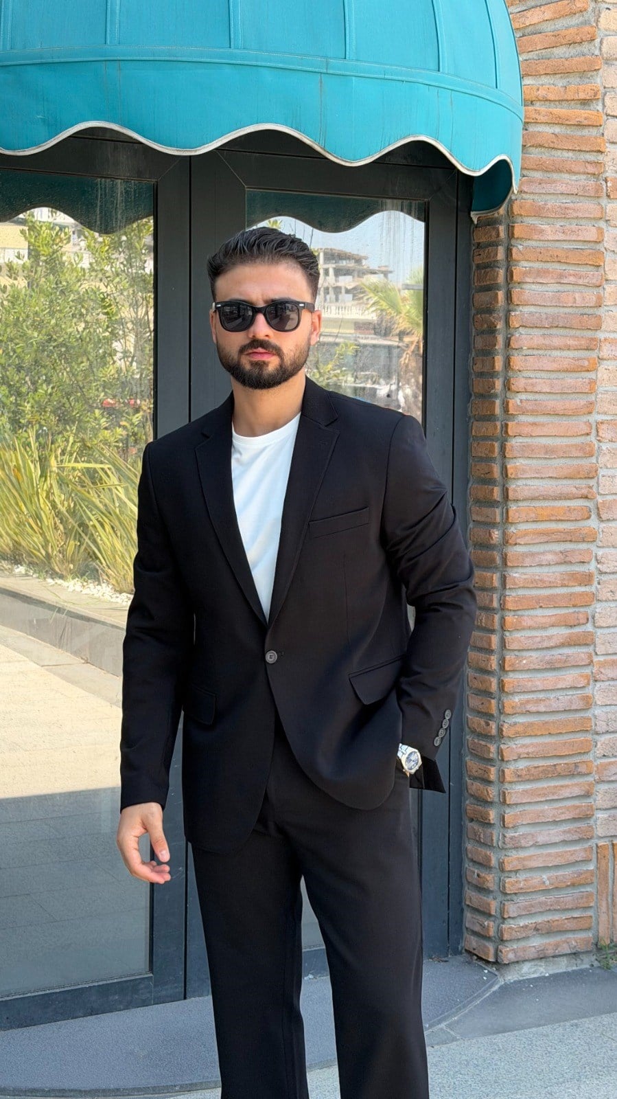 Erkek Takım Elbise Mono Yaka Siyah ürünü TAKIM ELBİSE kategorisinde sizleri bekliyor.