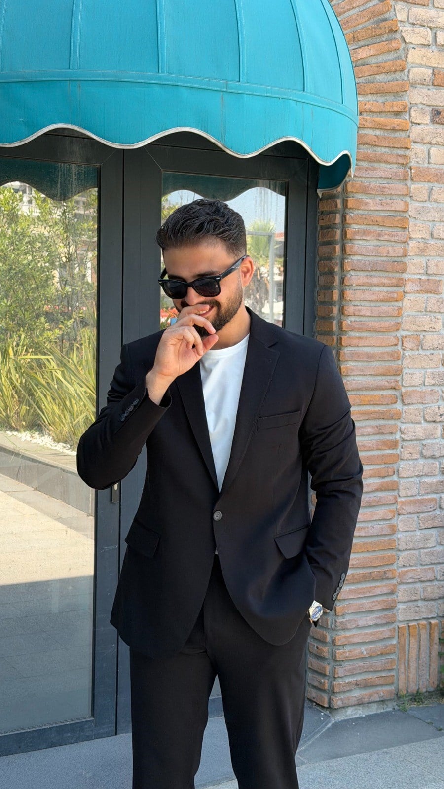 Erkek Takım Elbise Mono Yaka Siyah ürünü TAKIM ELBİSE kategorisinde sizleri bekliyor.