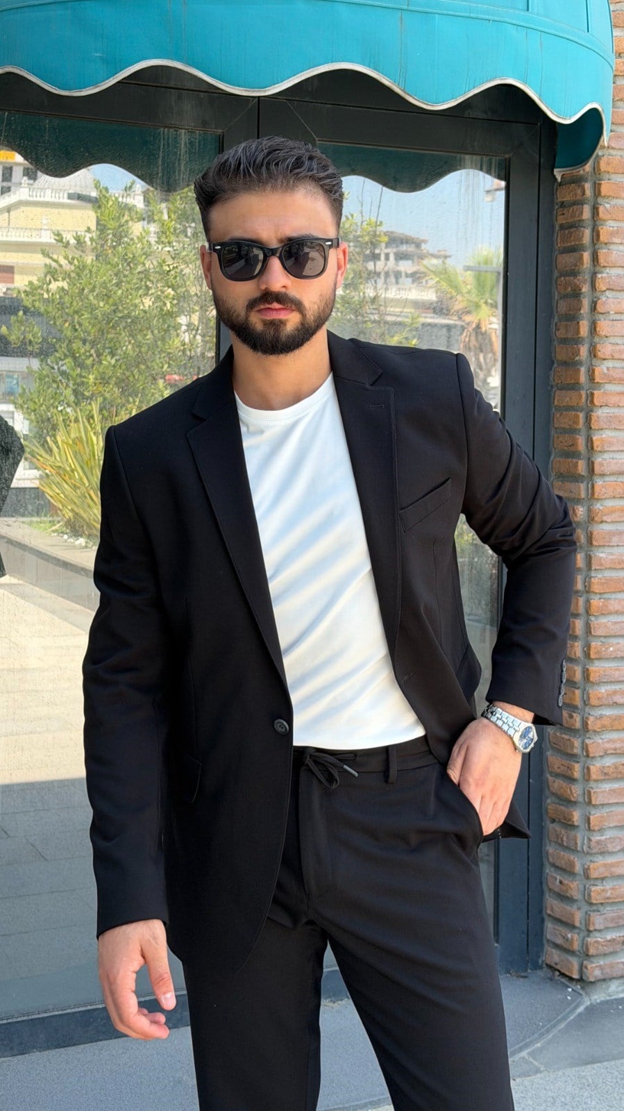 Erkek Takım Elbise Mono Yaka Siyah ürünü TAKIM ELBİSE kategorisinde sizleri bekliyor.