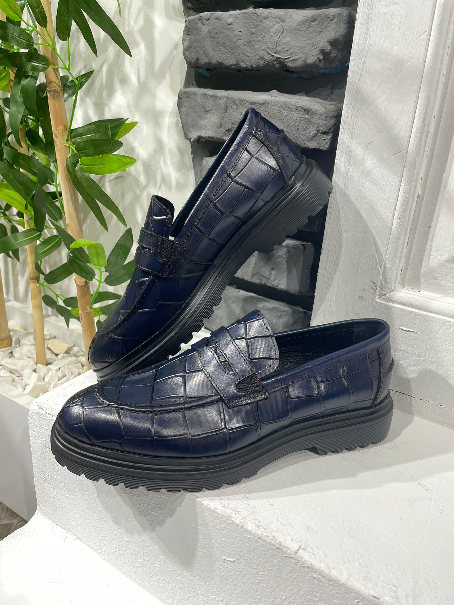 Eva Taban Hakiki Kroko Deri Casual Ayakkabı ürünü NEW SEASON kategorisinde sizleri bekliyor.