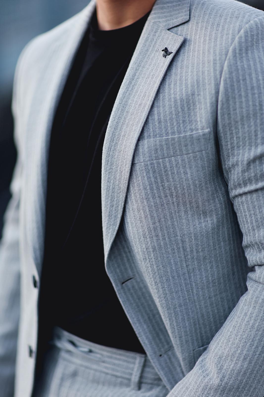 Seersucker Fabric Pouch Pocket Sports Suit ürünü SUIT kategorisinde sizleri bekliyor.