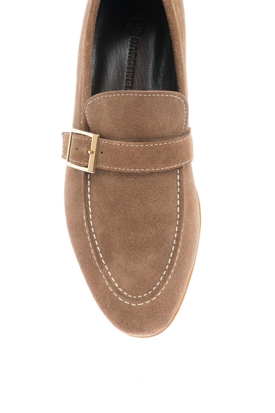 Hakiki Süet Deri Casual Ayakkabı ürünü YENİ SEZON kategorisinde sizleri bekliyor.