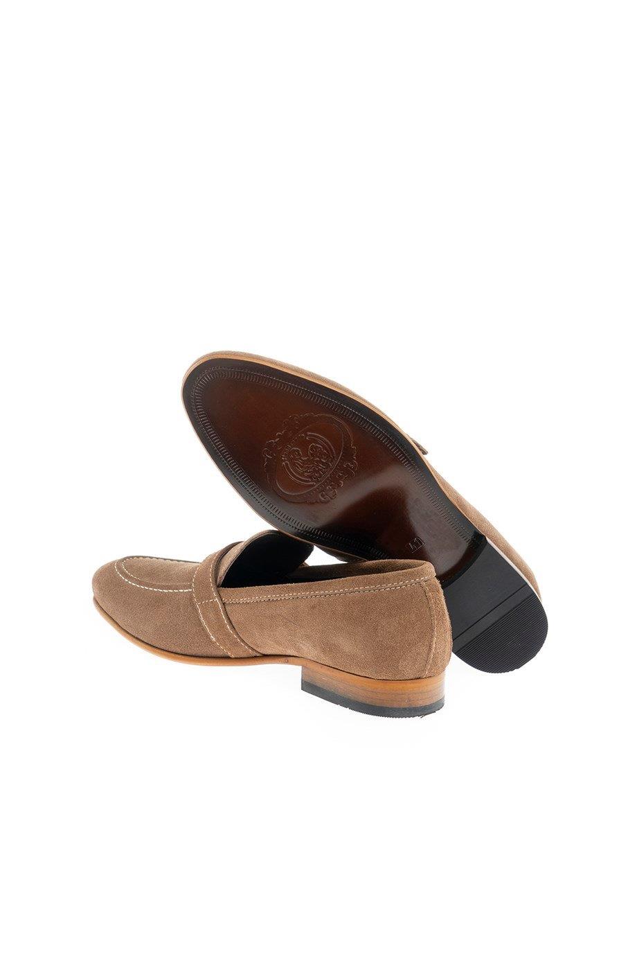 Hakiki Süet Deri Casual Ayakkabı ürünü YENİ SEZON kategorisinde sizleri bekliyor.