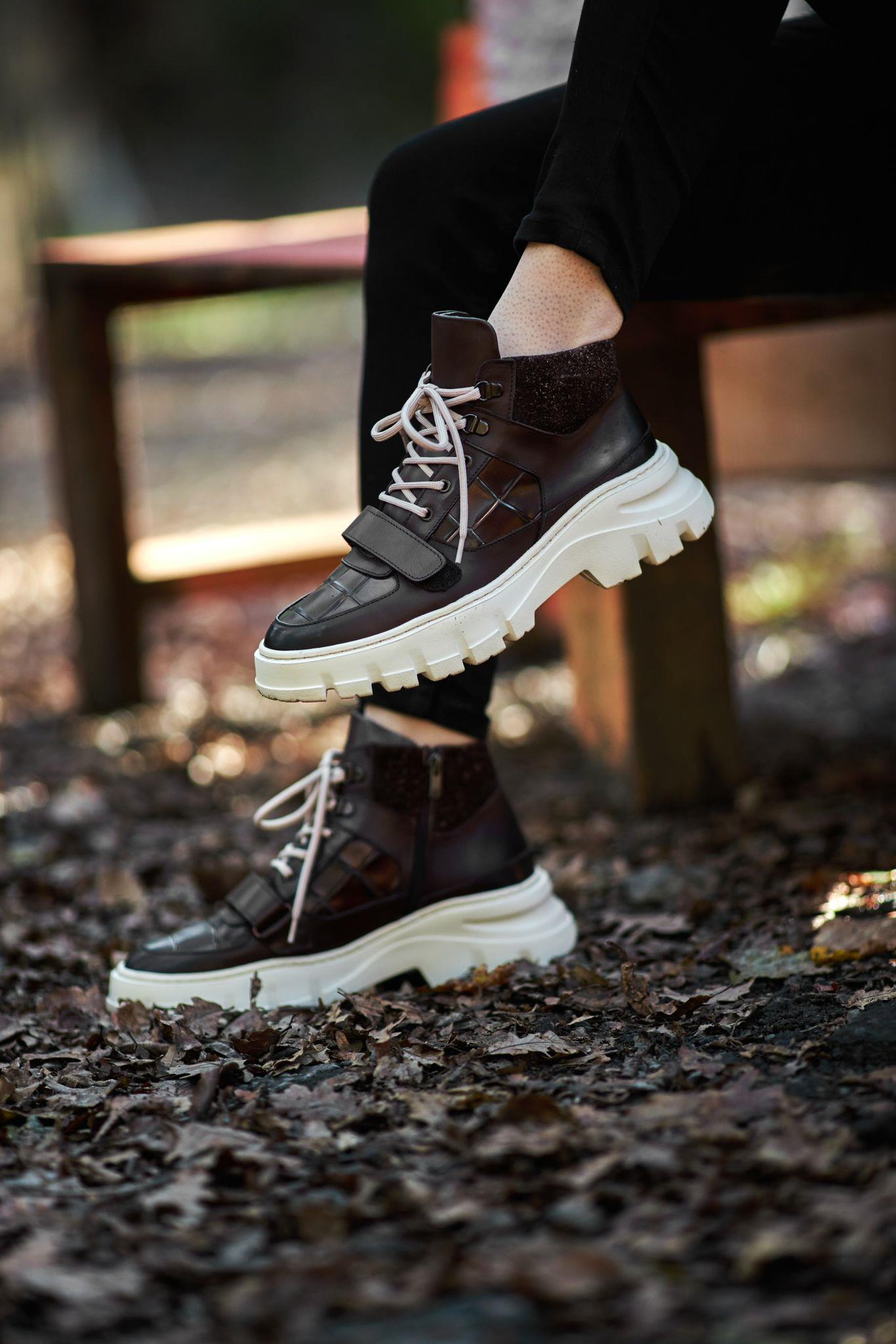 Kalın Eva Taban Bağcık Detaylı Bot ürünü YENİ SEZON kategorisinde sizleri bekliyor.