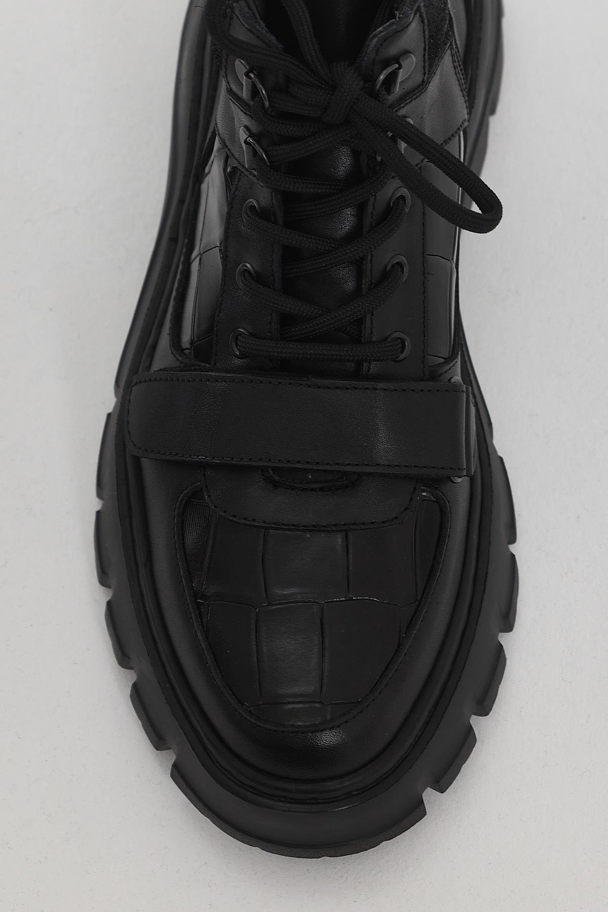 Kalın Eva Taban Bağcık Detaylı Bot ürünü YENİ SEZON kategorisinde sizleri bekliyor.