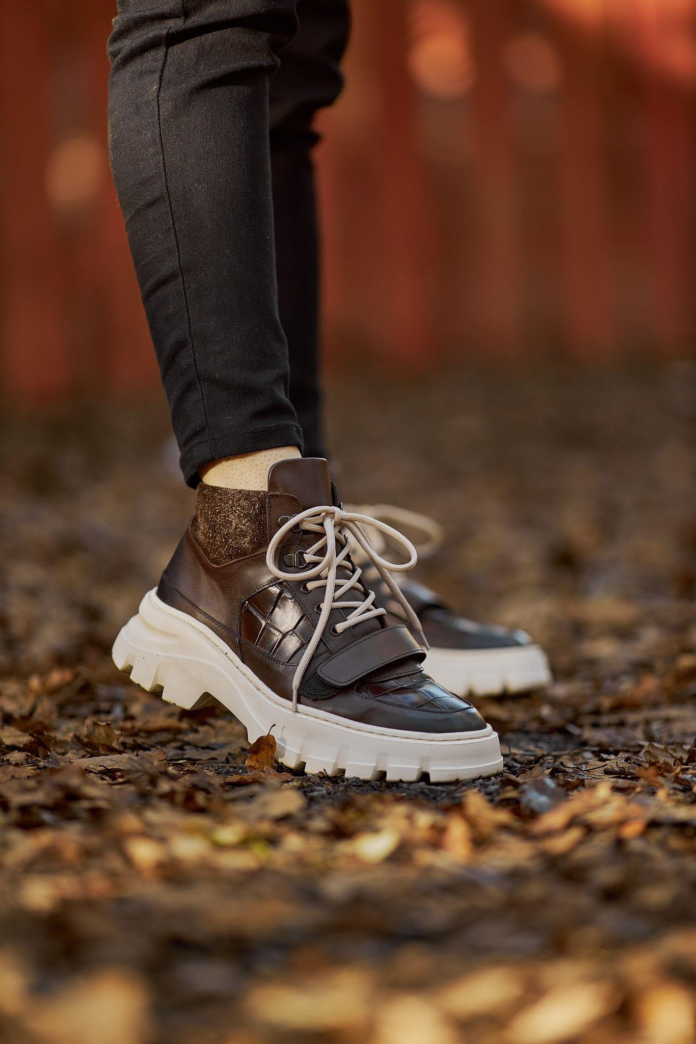 Kalın Eva Taban Bağcık Detaylı Bot ürünü YENİ SEZON kategorisinde sizleri bekliyor.