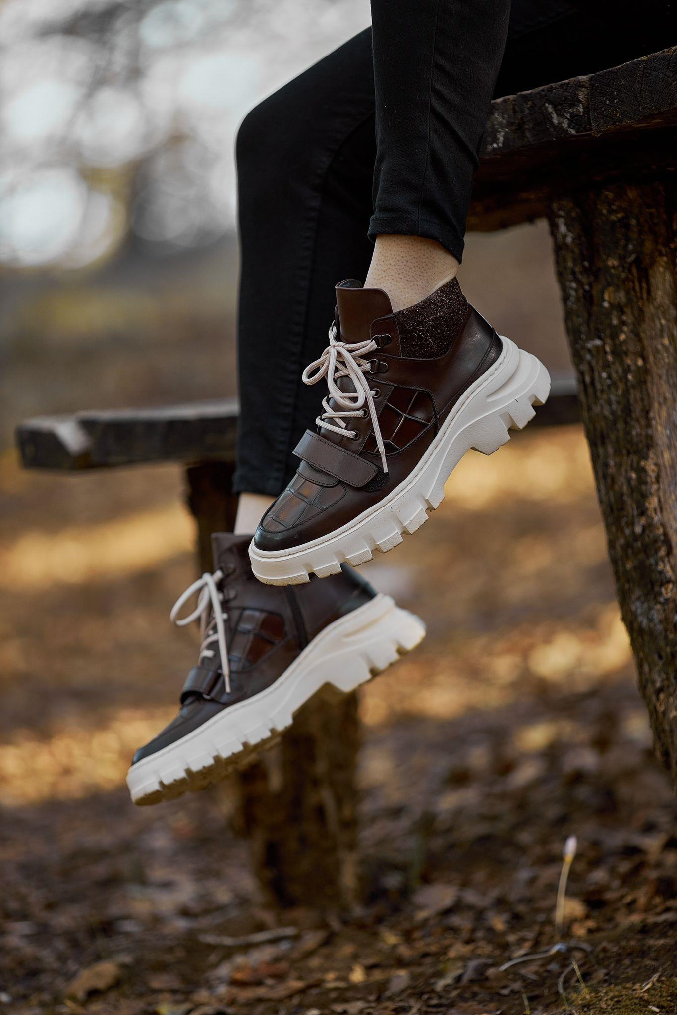 Kalın Eva Taban Bağcık Detaylı Bot ürünü YENİ SEZON kategorisinde sizleri bekliyor.