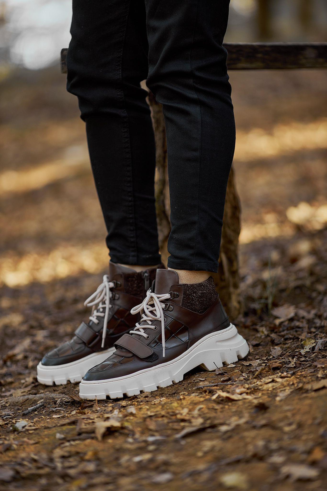 Kalın Eva Taban Bağcık Detaylı Bot ürünü YENİ SEZON kategorisinde sizleri bekliyor.