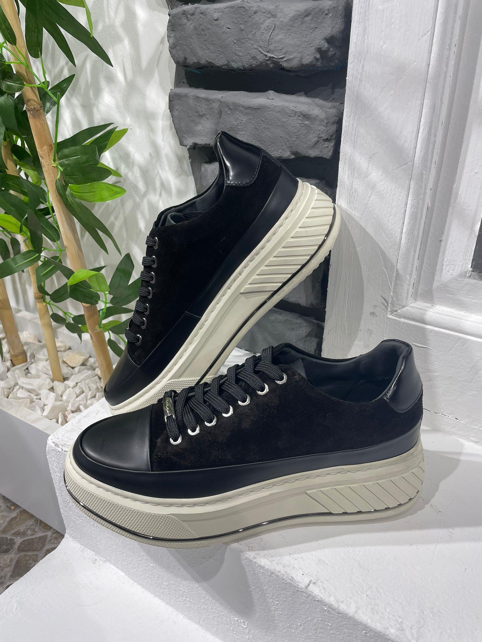 Thick Eva Sole Suede Sports Shoes ürünü NEW SEASON kategorisinde sizleri bekliyor.