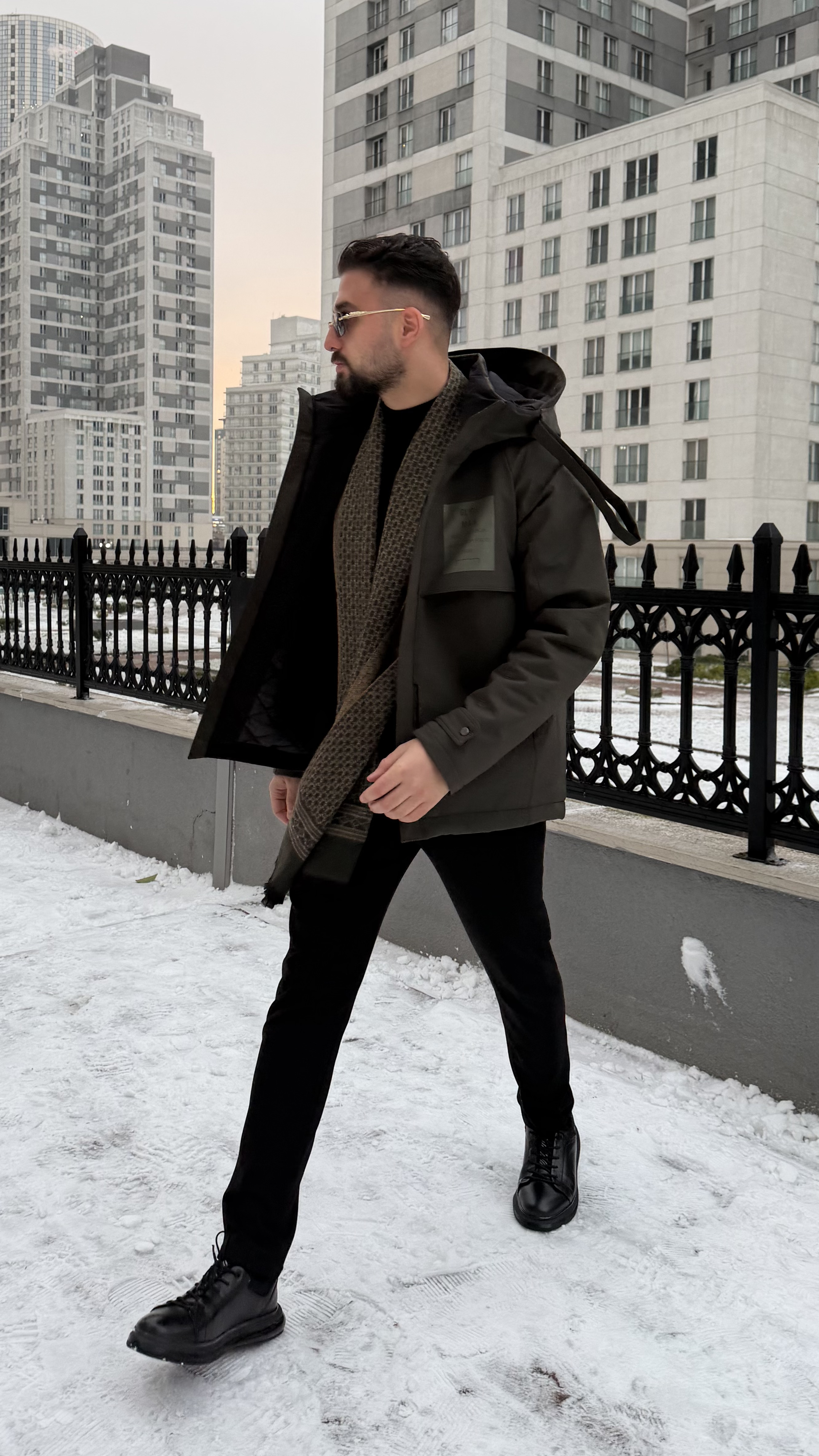 Kapşonlu Mont - Soğuk Havalara Karşı Güçlü Koruma ürünü MONT kategorisinde sizleri bekliyor.